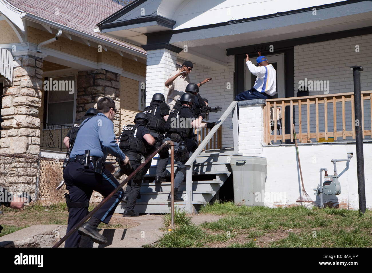 Polizei taktische Team einen hohes Risiko Droge-in Verbindung stehenden Durchsuchungsbefehl in Kansas City, Missouri Straße Drogen Einheit/TAC SWAT dienen. Stockfoto