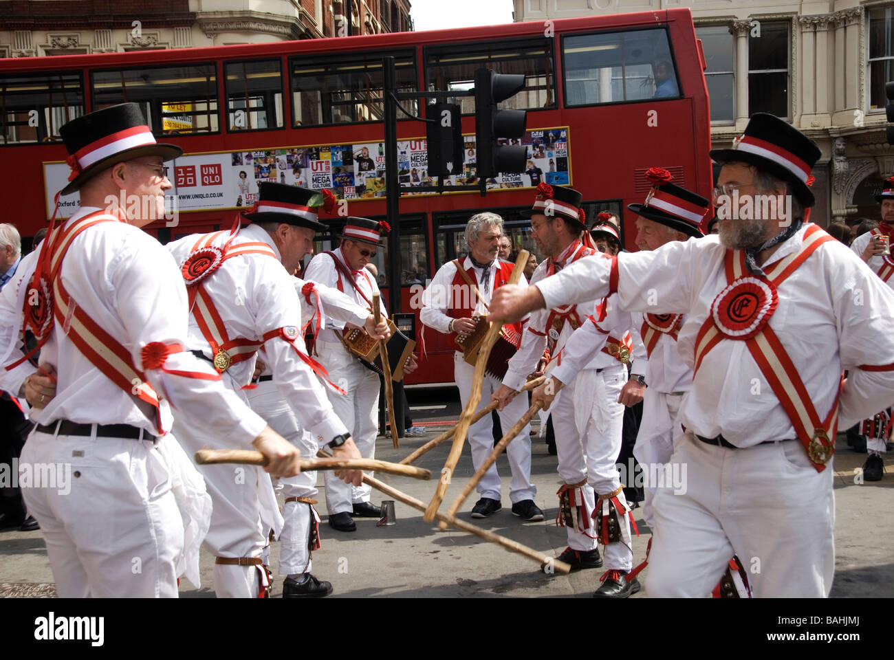 23. April 2009 unterhalten St George s Tag Liverpool Street Morris Männer zur Mittagszeit Trinker Stockfoto
