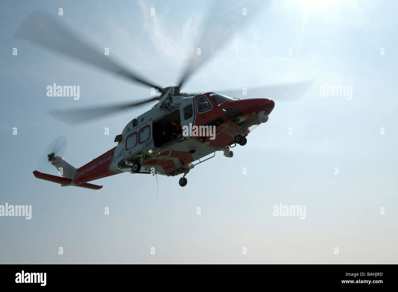 Calshot Rettungsboot und Küstenwache Hubschrauber auf Übung in den Solent Stockfoto
