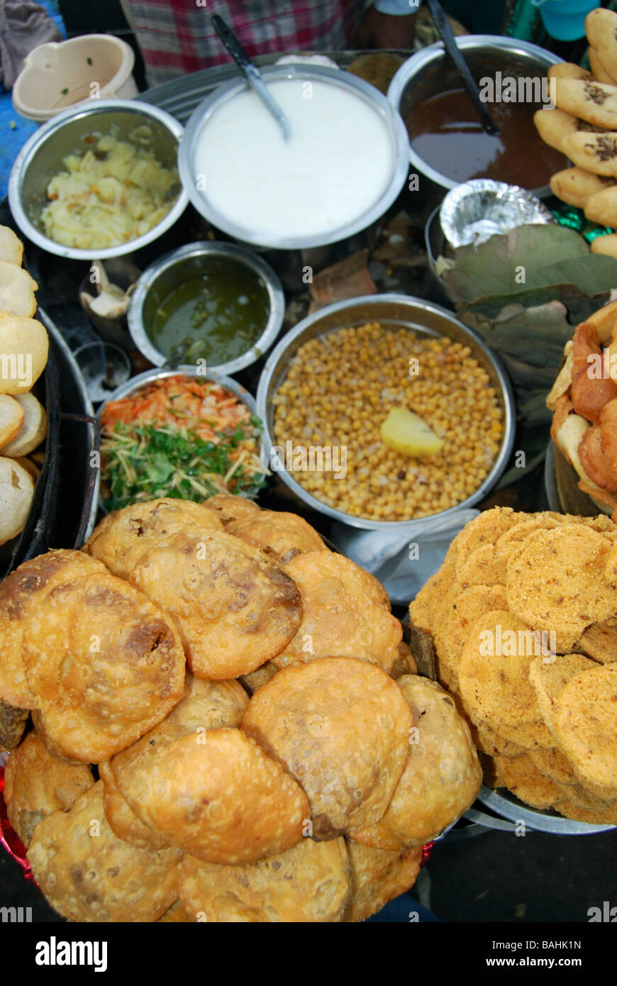 Panipuri ist eine hohle, aufgeblasen, runden Teig mit einer knusprigen Hülle und es ist eine beliebte Straße Zwischenmahlzeit in Indien Stockfoto