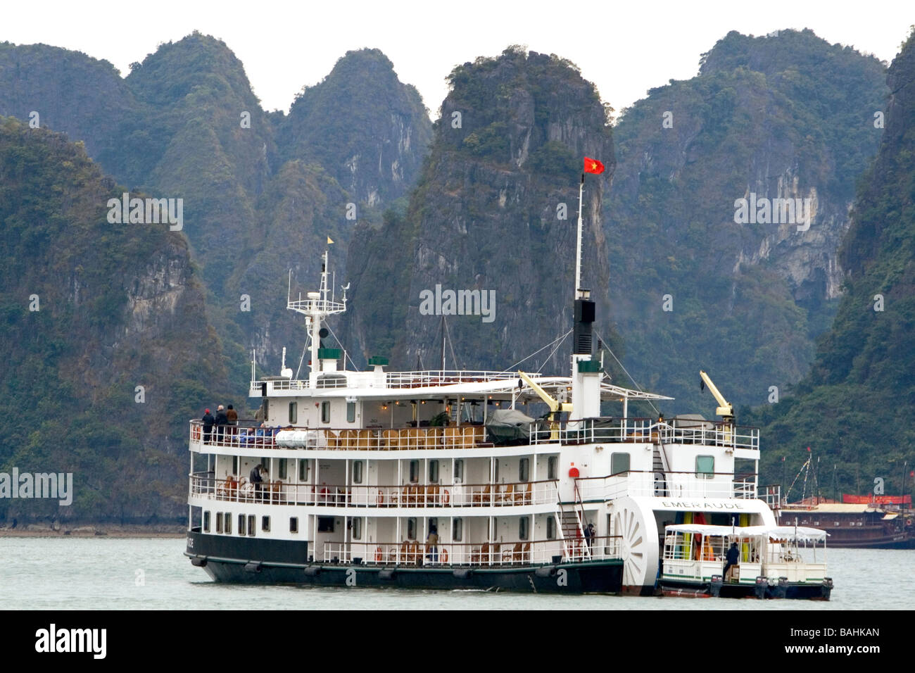 Malerische Ausblicke auf Kalkstein Inseln und Boote in Ha Long Bay Vietnam Stockfoto