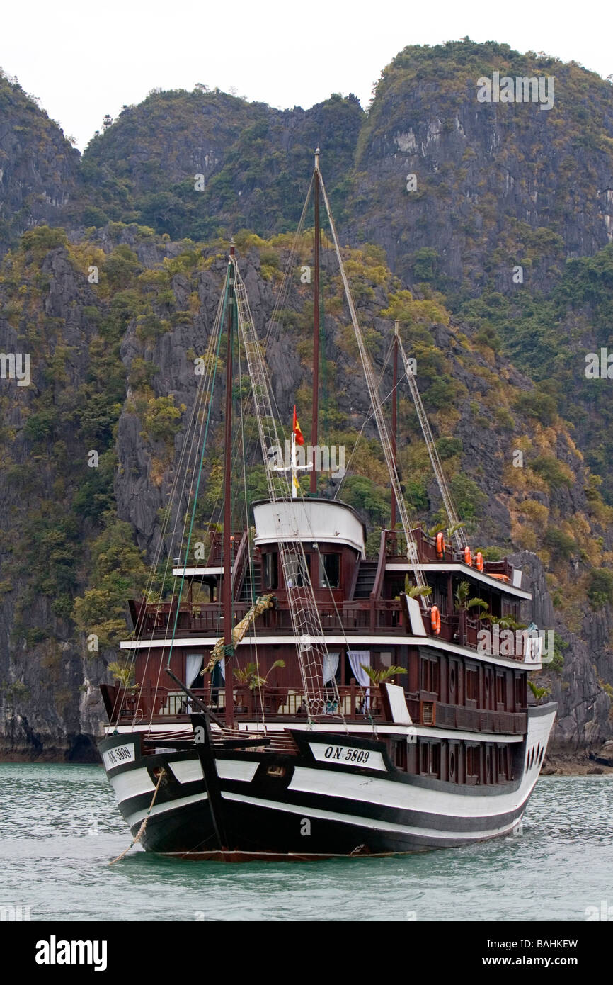 Malerische Ausblicke auf Kalkstein Inseln und Boote in Ha Long Bay Vietnam Stockfoto