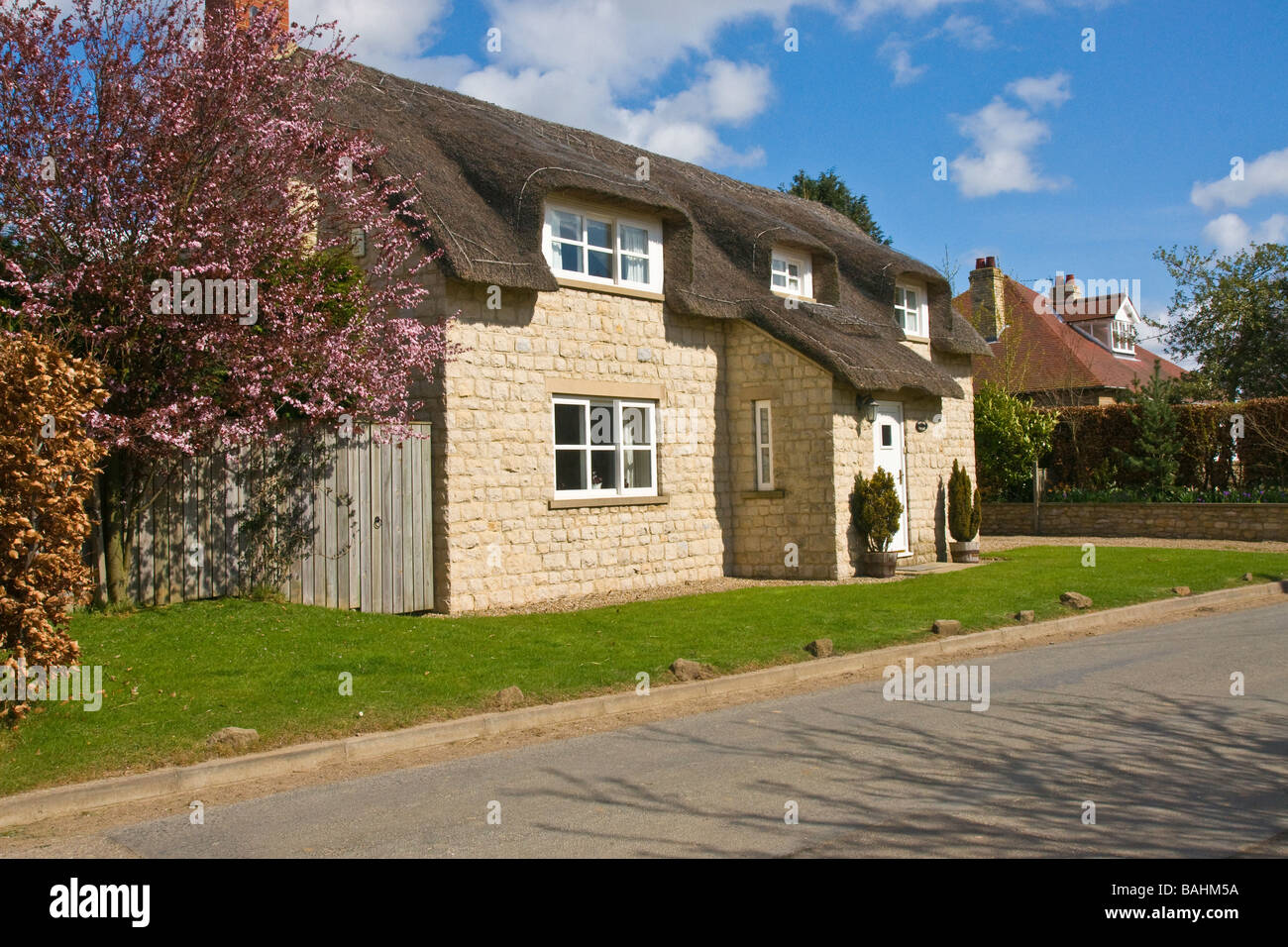 Strohgedeckte Haus am Harome in North Yorkshire Stockfoto