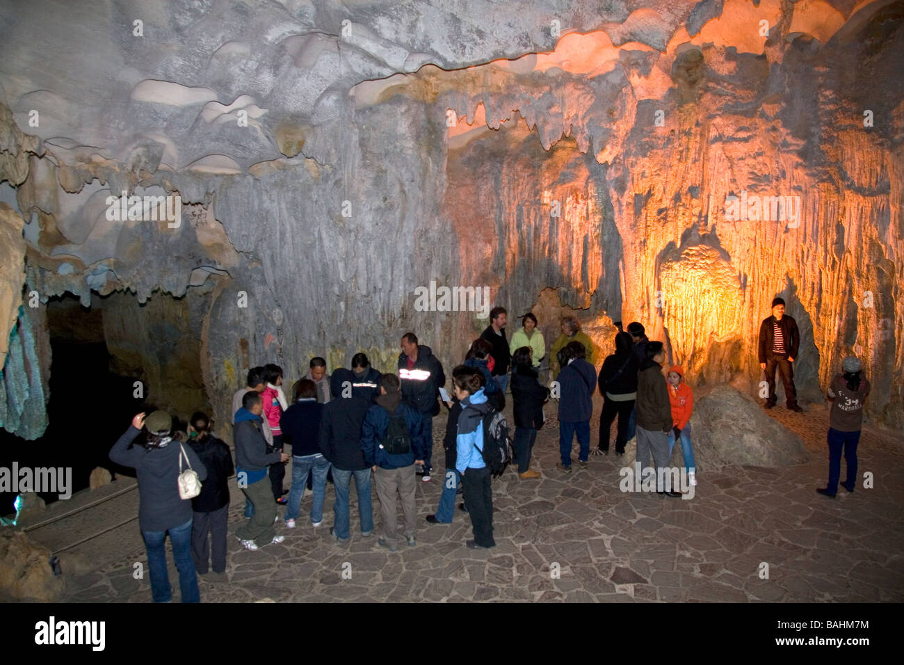 Innere des Hang Sung Sot Höhlen in Ha Long Bay Vietnam Stockfoto