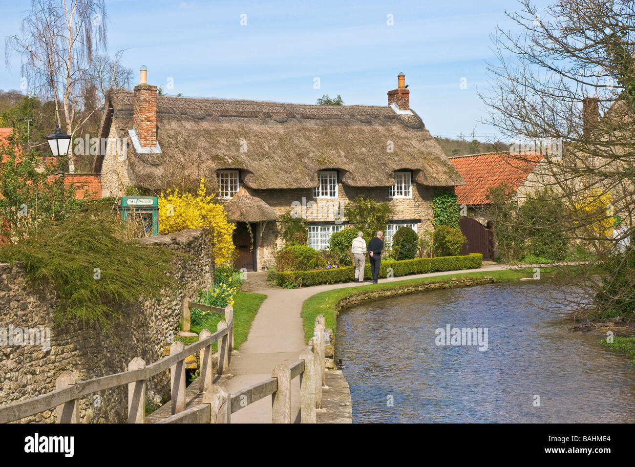 Reetdachhaus am Thornton-le-Dale in North Yorkshire, Großbritannien Stockfoto Reetdachhaus am Thornton-le-Dale in North Yorkshire, Großbritannien Stockfoto
