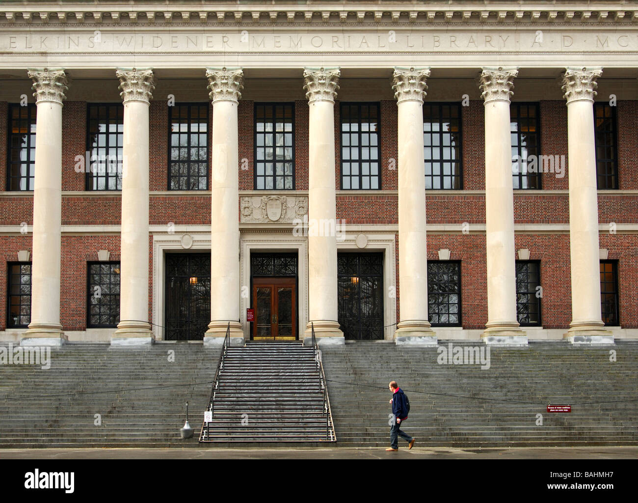 Studenten auf dem Weg zum Harry Elkins Widener Memorial Library, Harvard University, Cambridge, Massachusetts, USA Stockfoto