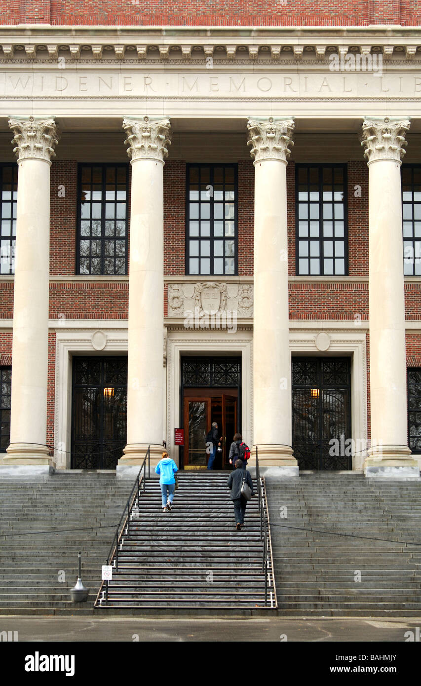 Studenten auf dem Weg zu den Harry Elkins Widener Memorial Library der Harvard University Cambridge Massachusetts USA Stockfoto