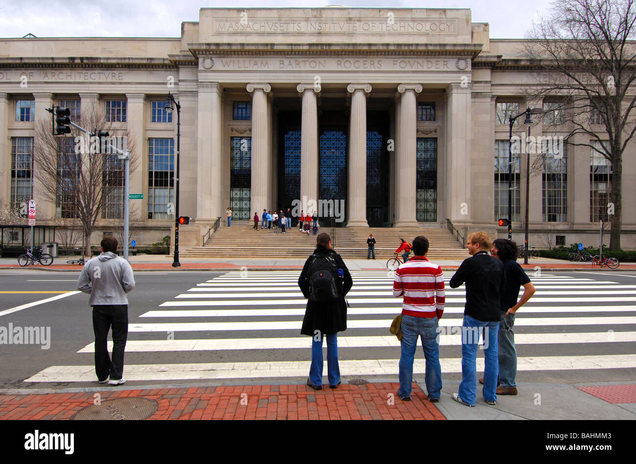 Studenten an einem Fußgänger überqueren am Rogers Gebäude des Massachusetts Institute of Technology MIT, Cambridge, Ma., USA Stockfoto