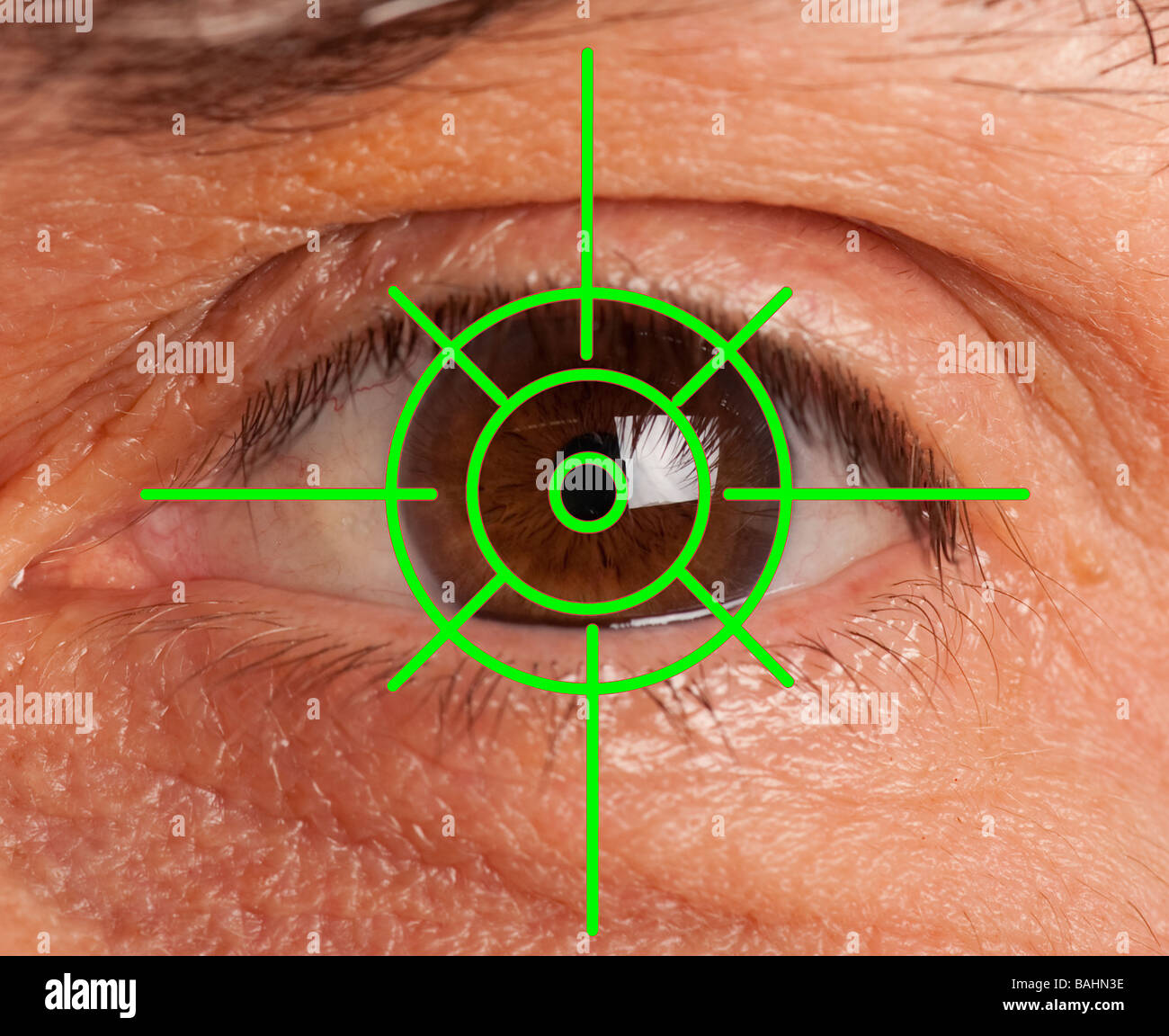 Großaufnahme Ansicht des menschlichen Auges mit Pistole Anblick Fadenkreuz Stockfoto