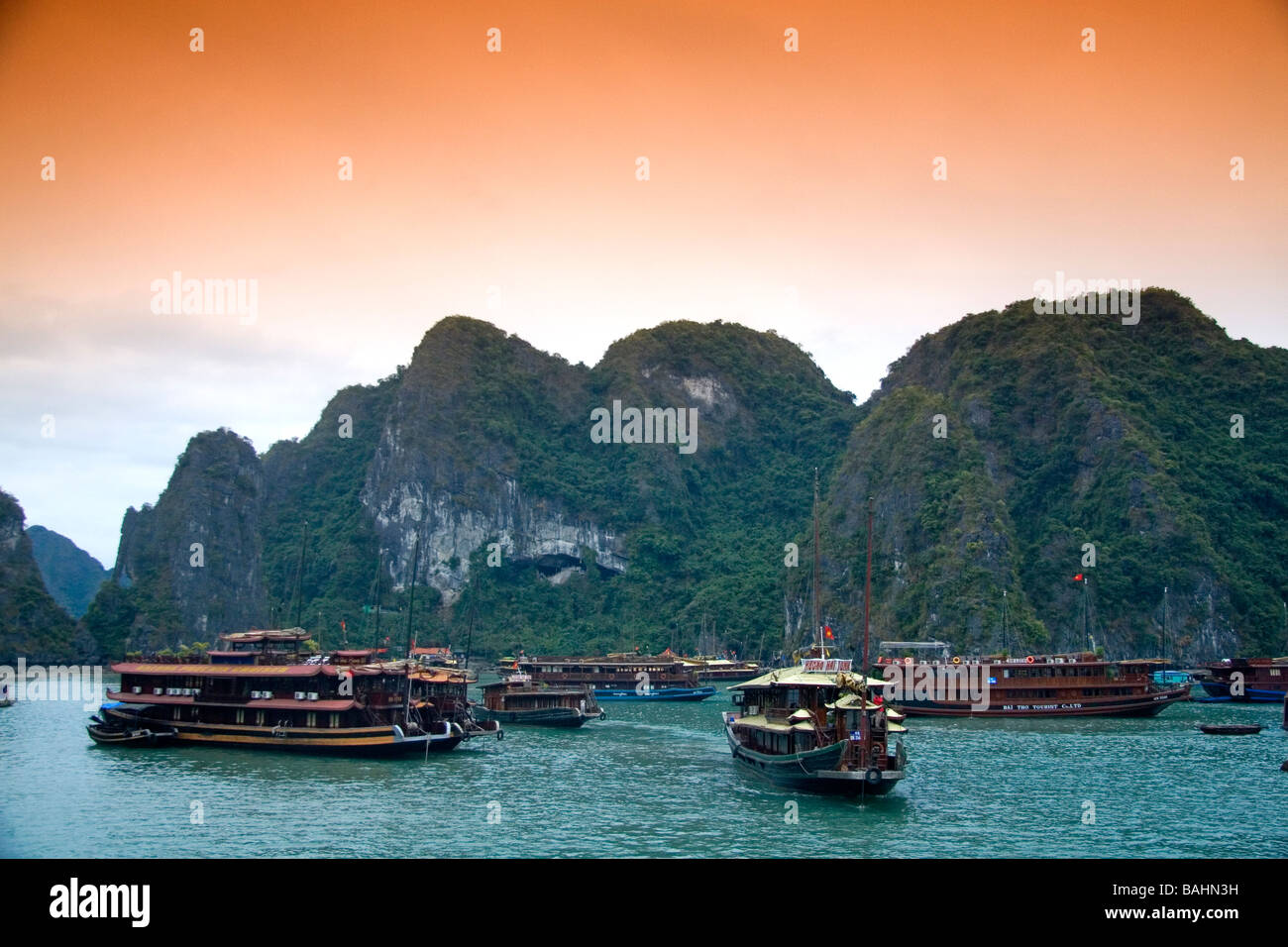 Malerische Ausblicke auf Kalkstein Karst und Ausflugsboote in Ha Long Bay Vietnam Stockfoto