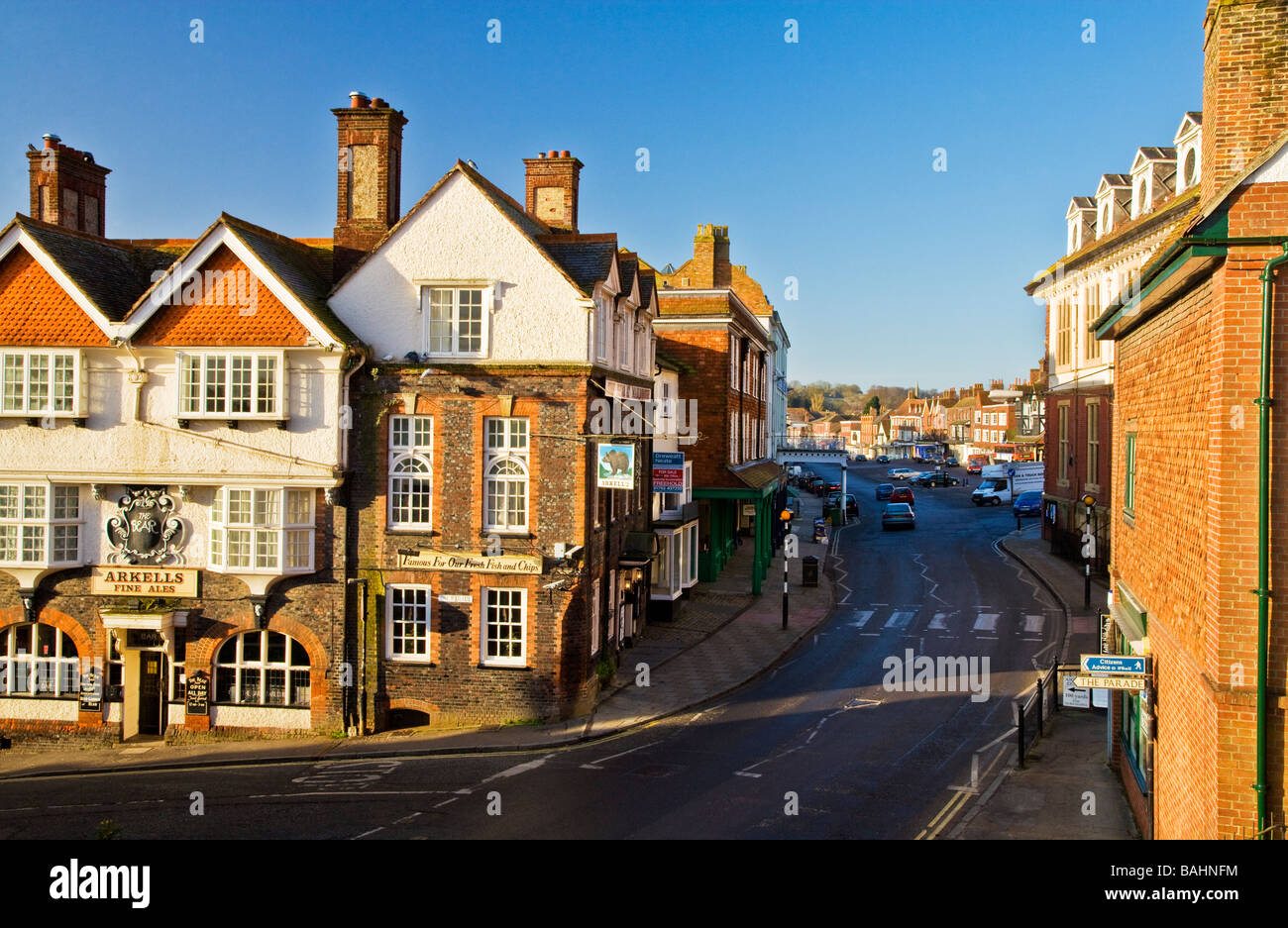 Blick nach unten entlang der High Street in der typisch englische Marktstadt Marlborough Wiltshire England UK Stockfoto