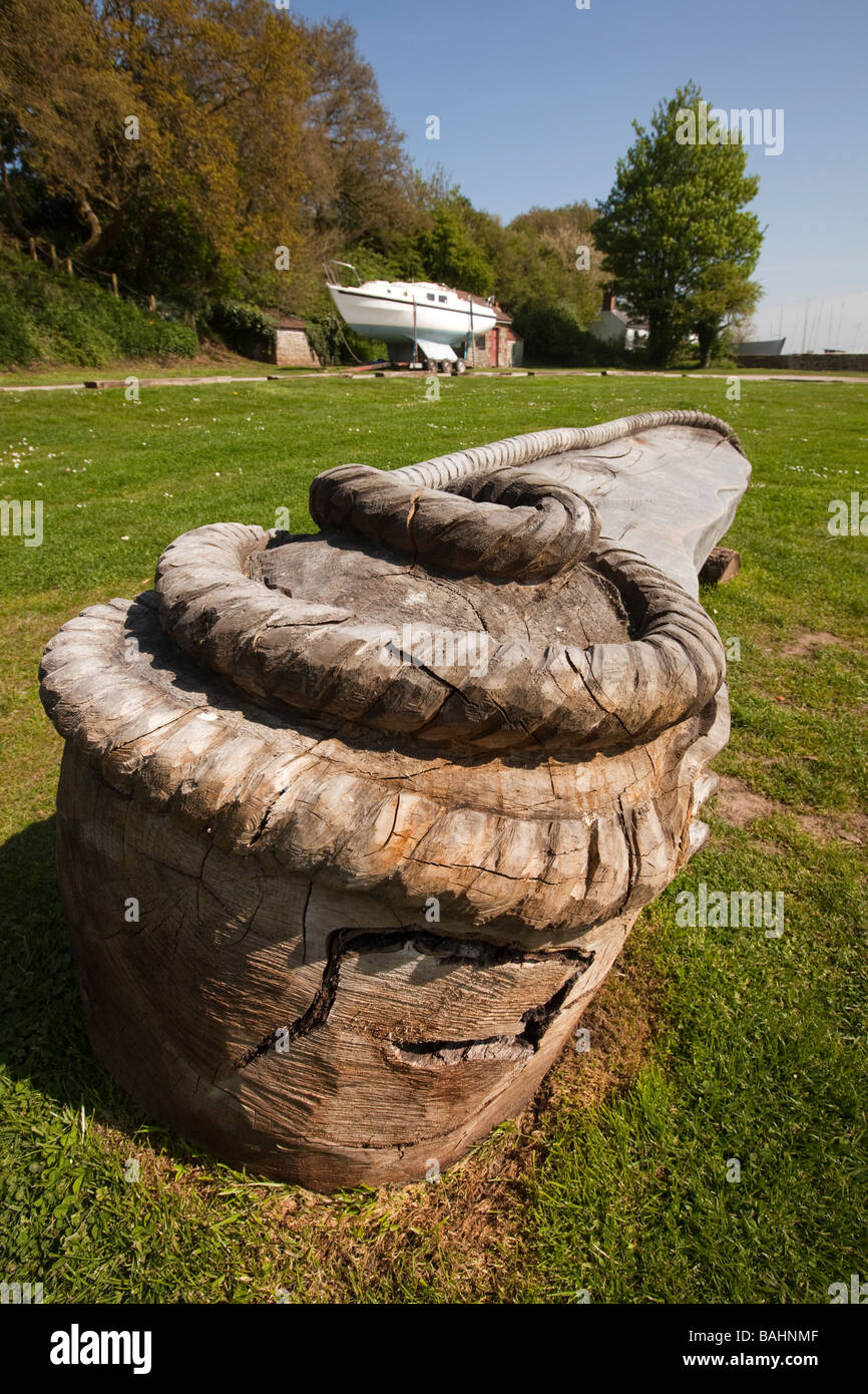 UK Gloucestershire Lydney Docks Kai geschnitzten hölzernen Sitz mit Seil Motiv Holzschnitzereien verziert Stockfoto