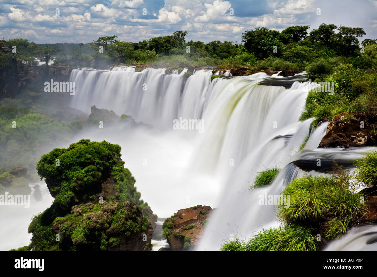 Die spektakulären Iguaçu-Wasserfälle in Brasilien, Argentinien und Paraguay in Südamerika gelegen. Stockfoto