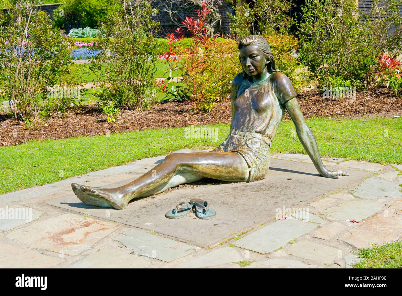 Moderne zeitgenössische Metall Bronze-Skulptur von The Golders Hill Girl mit Flip flops durch die Bildhauerin, die Patricia Finch verstorben Stockfoto