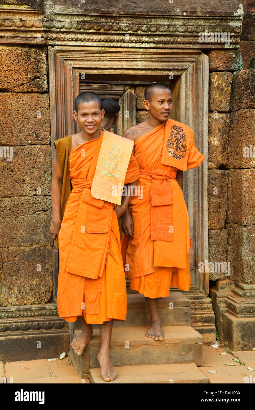 Mönche in den Banteay Srei Tempel in Angkor, Kambodscha. Stockfoto
