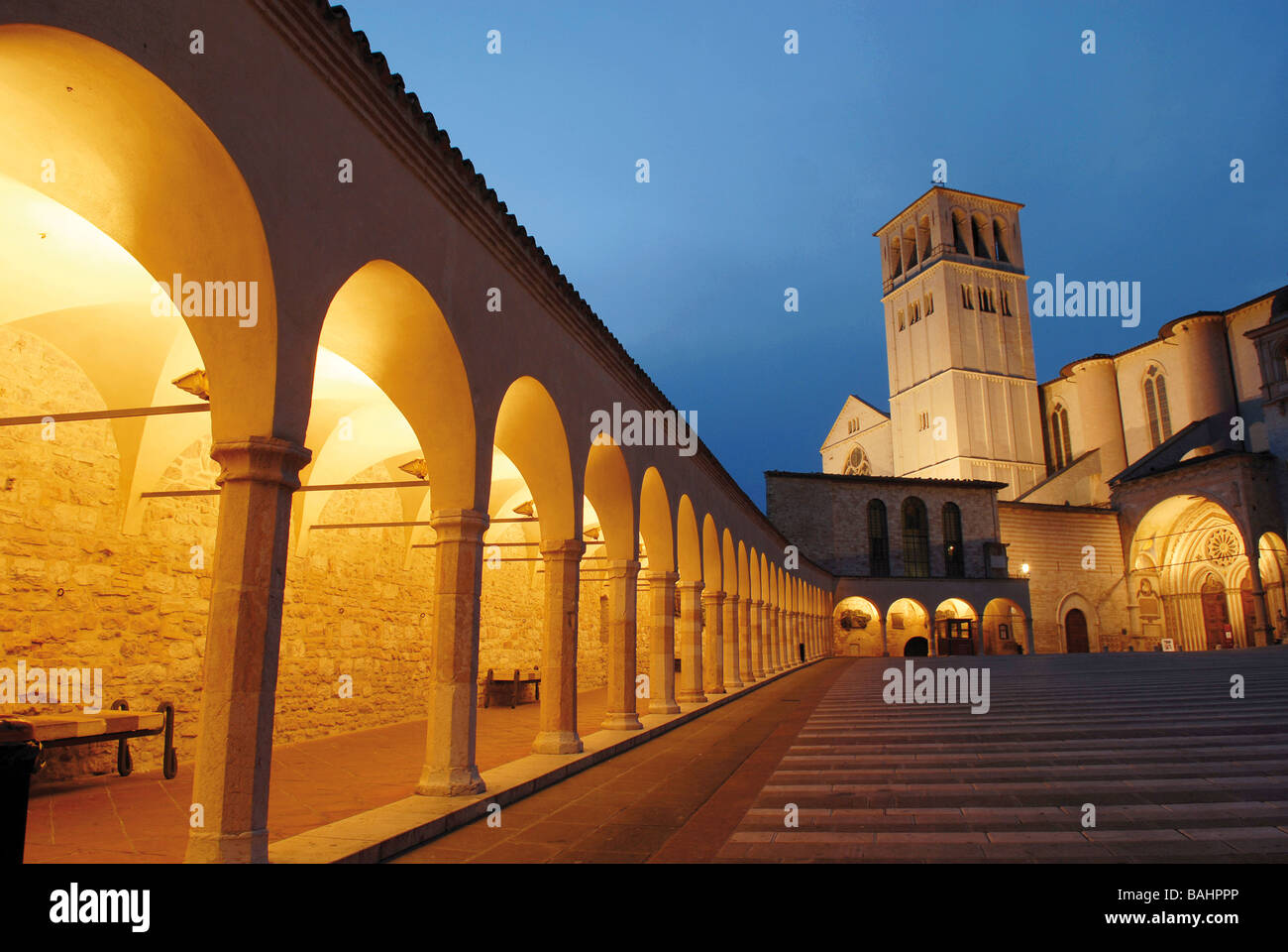Das Portal des St. Francesco in Assisi Stockfoto