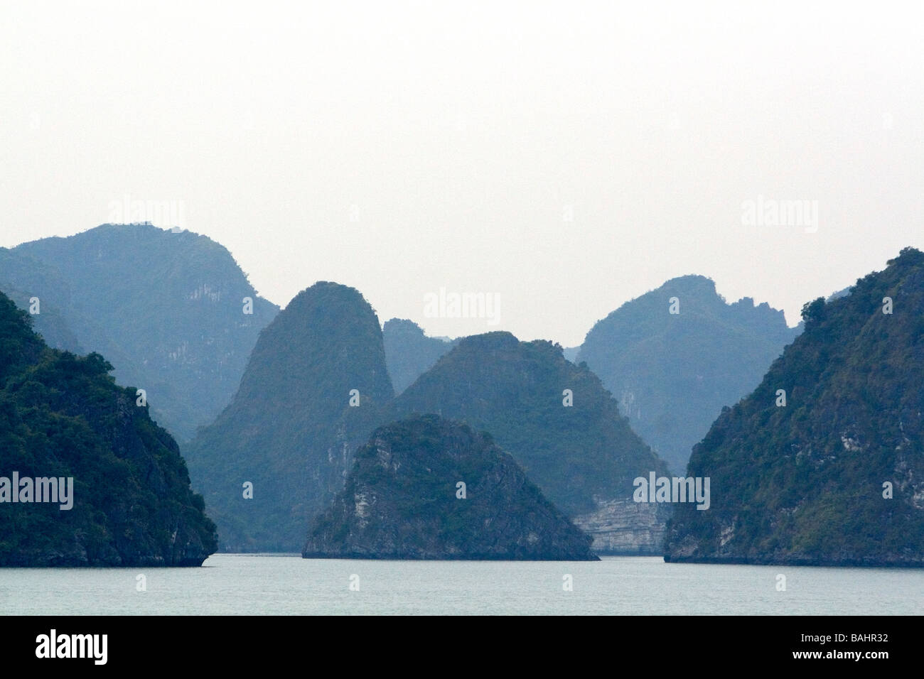 Nebliger Morgen Ansichten von Ha Long Bay Vietnam Stockfoto