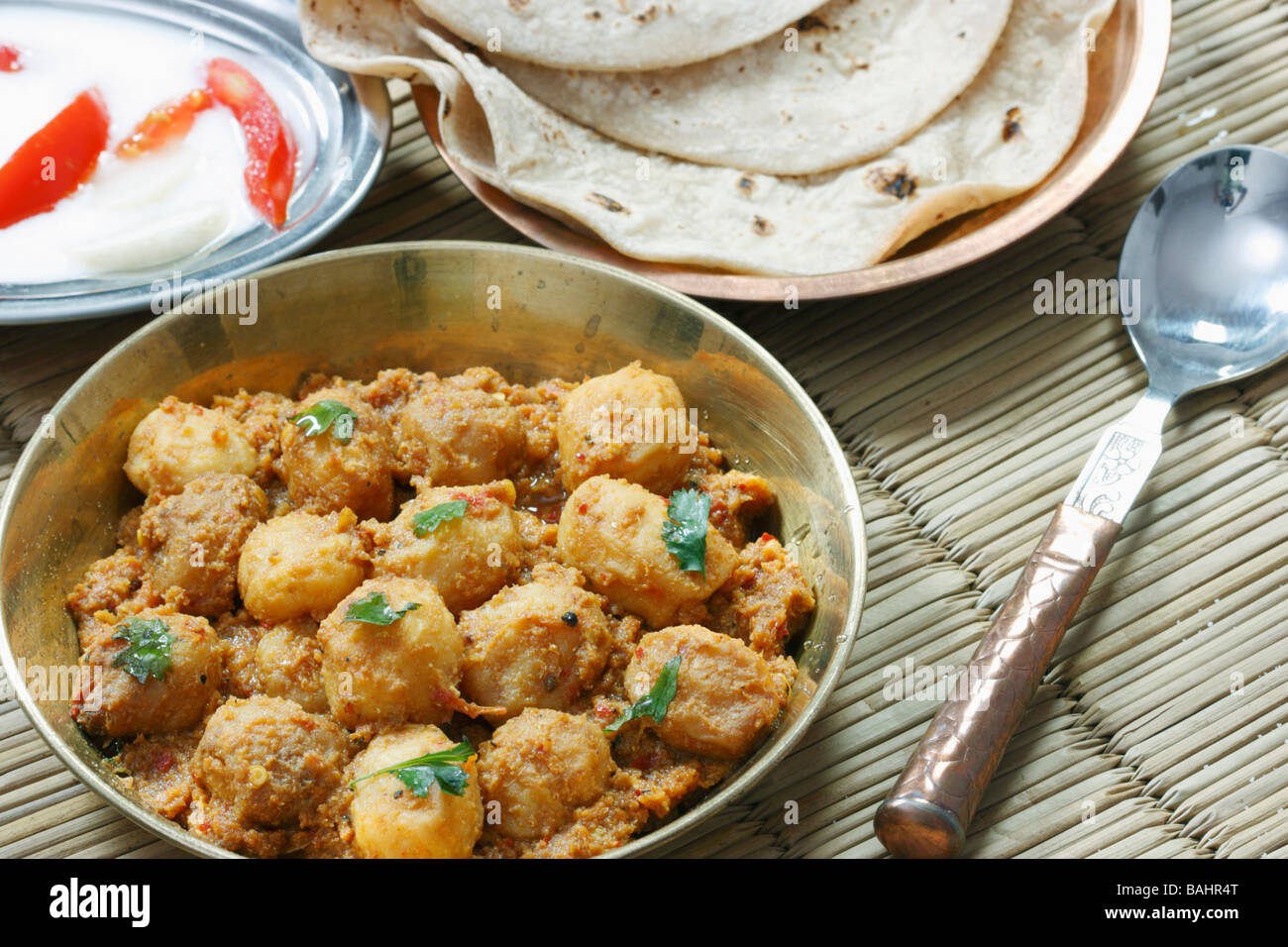 Kashmiri Dum Aloo ist eine tiefe Baby Bratkartoffeln in Joghurt-Sauce mit Gewürzen gekocht Stockfoto