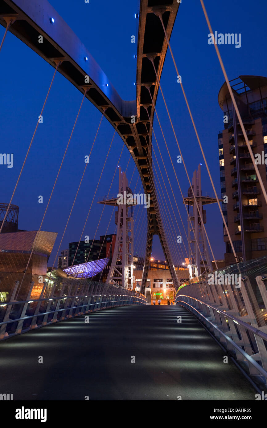 UK England Salford Quays Lowry Centre Jahrtausends Fußgängerbrücke über Manchester Ship Canal in der Nacht Stockfoto