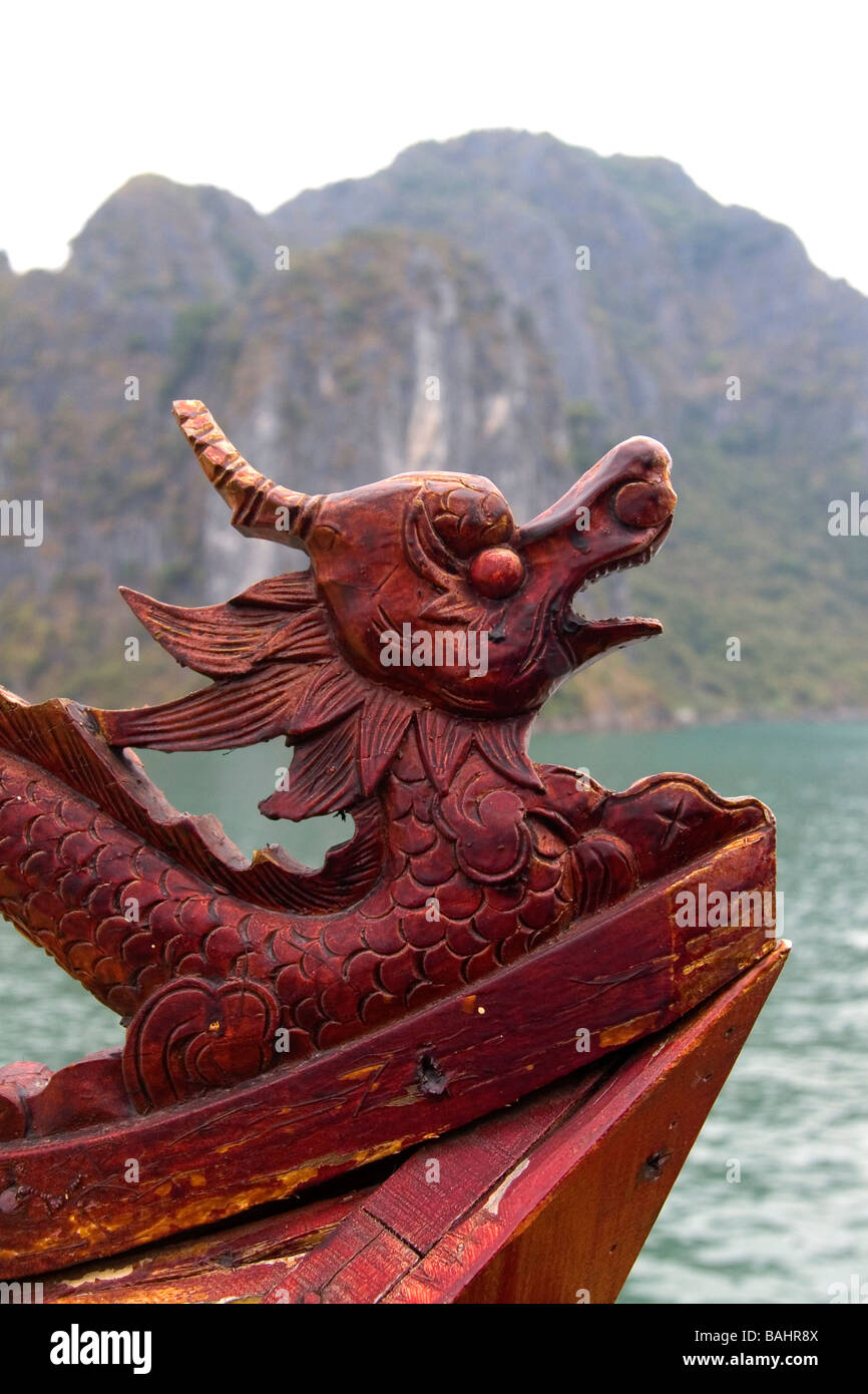 Drachen Schnitzerei Detail auf einem Boot in Ha Long Bay Vietnam Stockfoto