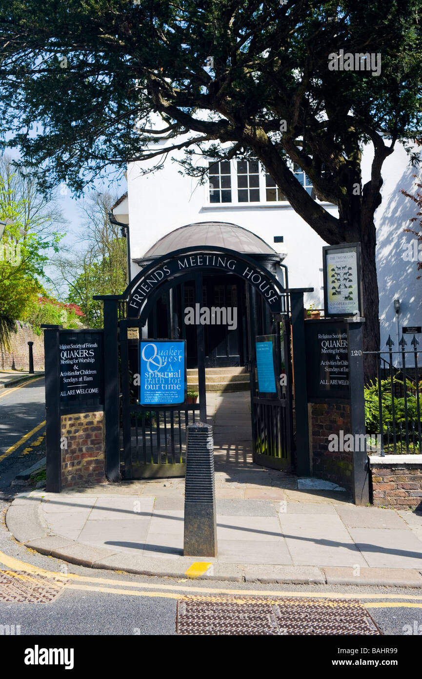 Frühling in Hampstead Village, die religiöse Gesellschaft der Freunde Quäker Meeting House für Gottesdienst Stockfoto