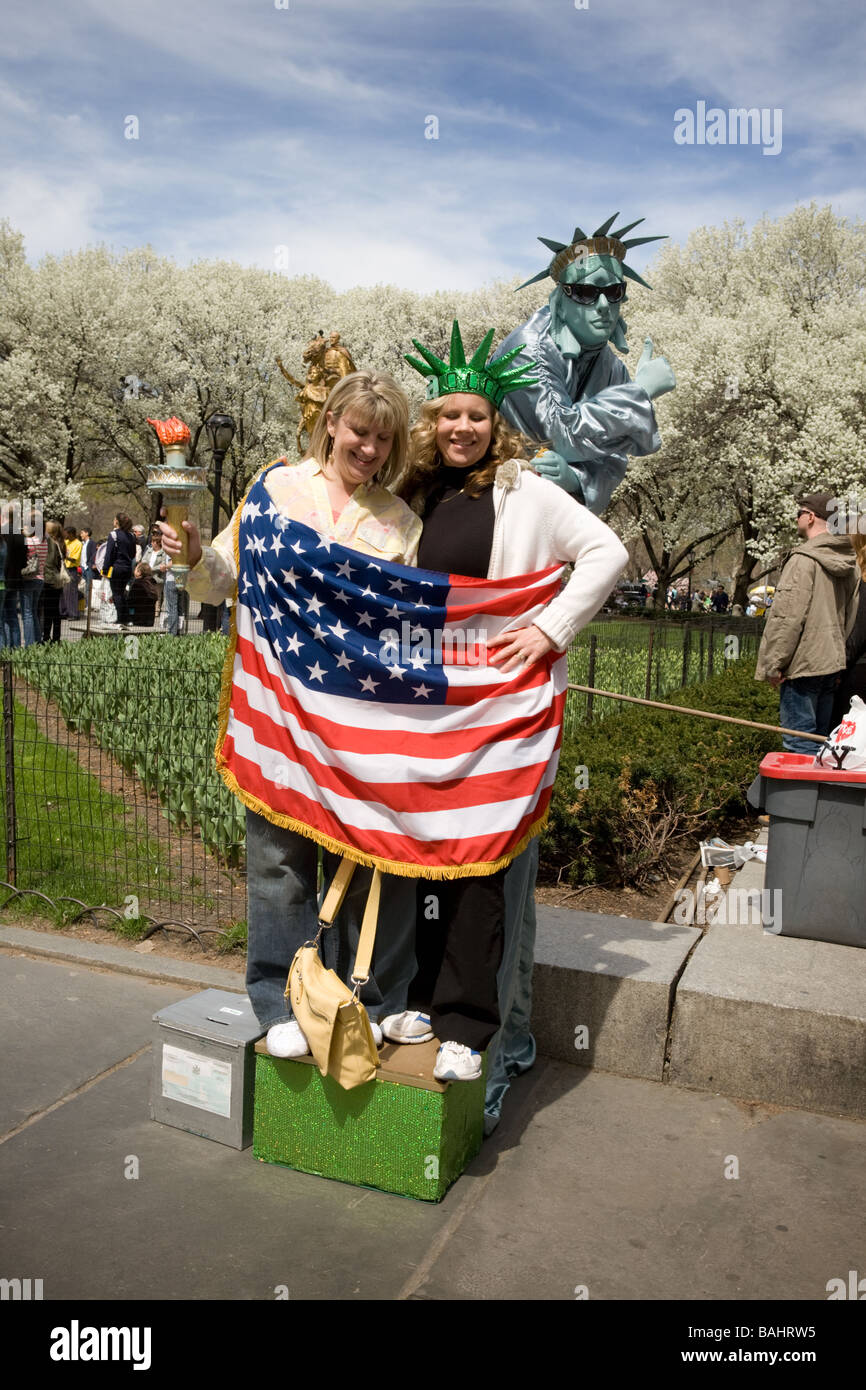 Touristen, posiert mit Freiheitsstatue Mann Central Park New York City Stockfoto