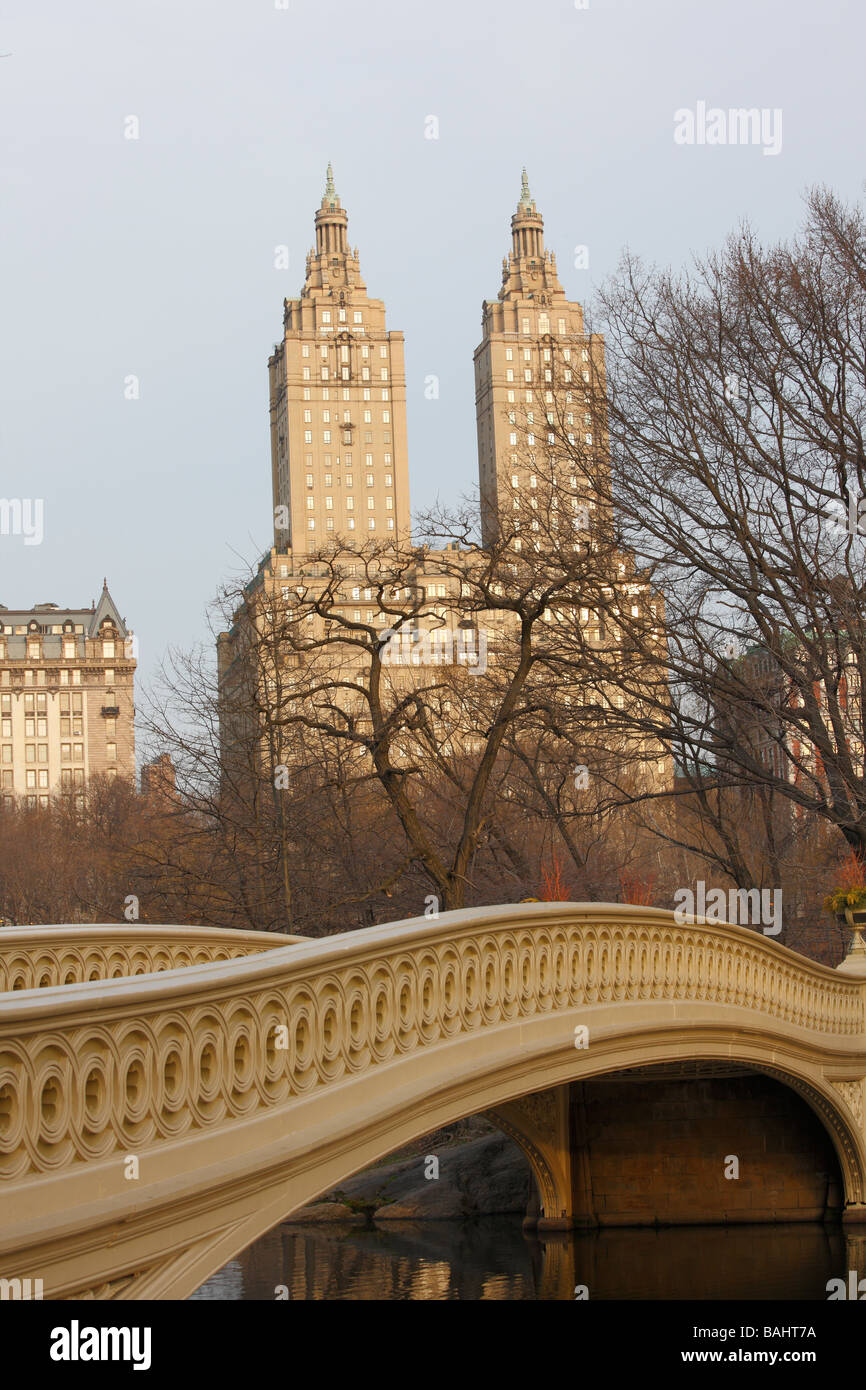 Bogenbrücke im Central Park New York an einem Wintertag mit den San Remo Apartments im Hintergrund Stockfoto