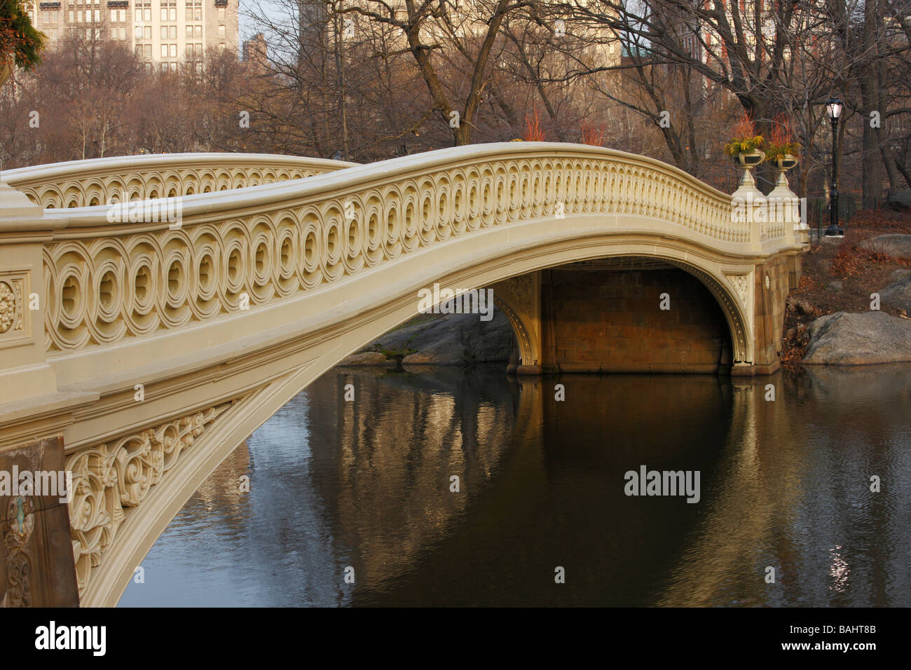 Bogenbrücke im Central Park New York an einem Wintertag Stockfoto