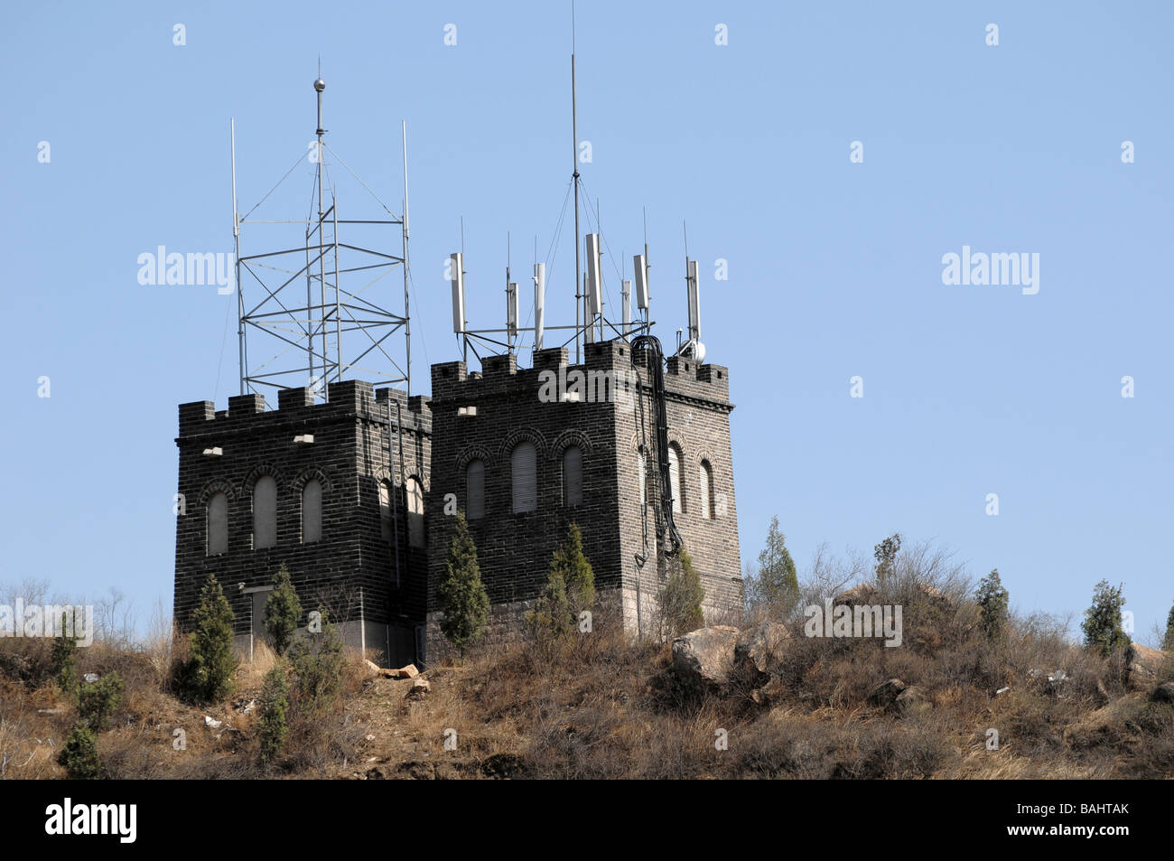 Mast und Handy Radioantennen auf eine Wache Turm von Great Wall Of China Stockfoto