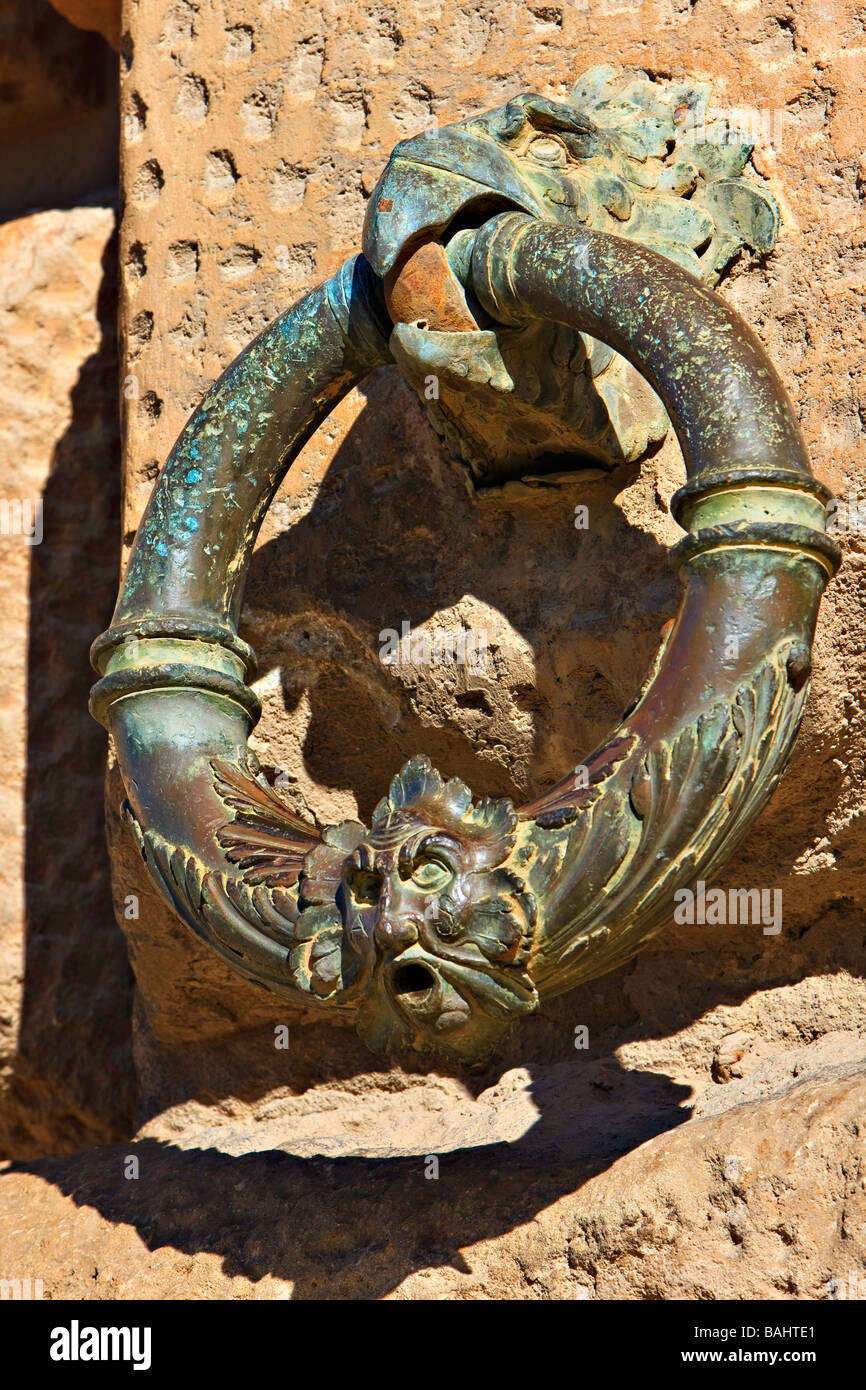 Bronze Ring hängen von dem Schnabel eines Adlers am Palast von Charles V (Palacio de Carlos V), der Alhambra (La Alhambra). Stockfoto
