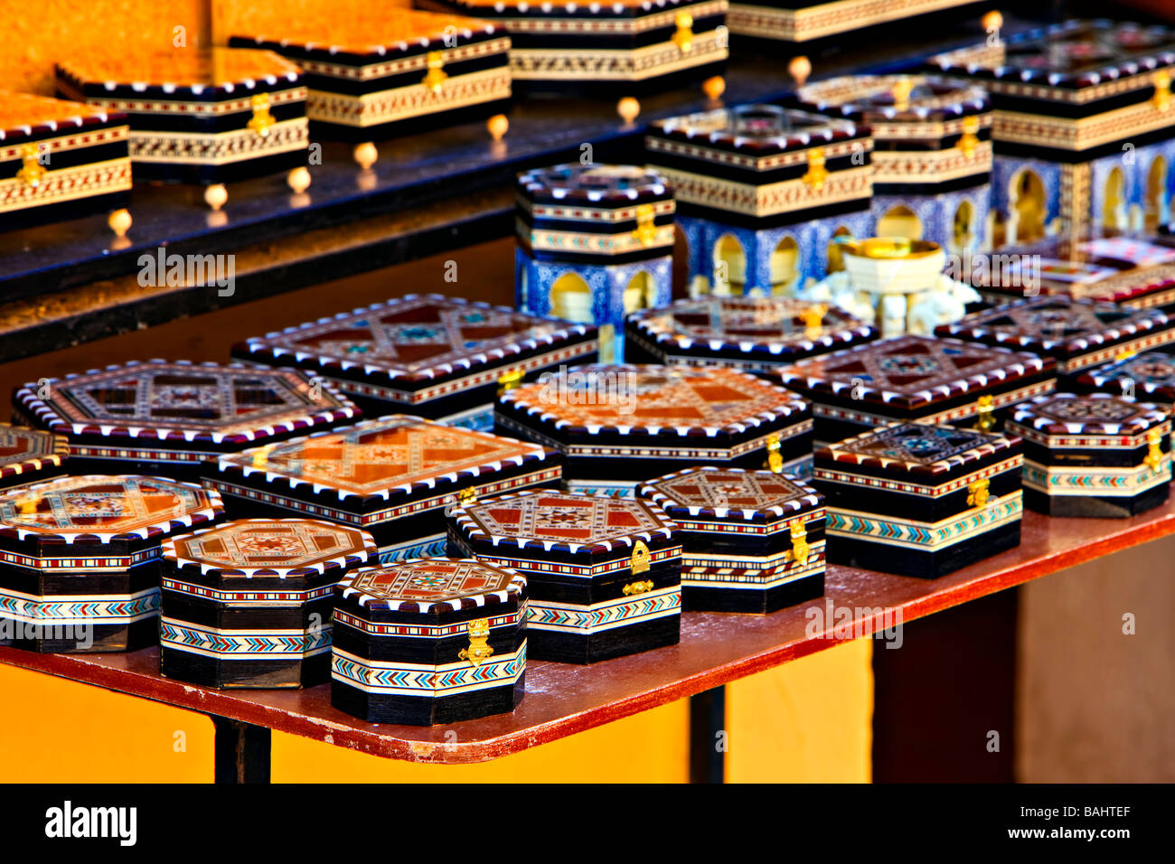 Handgefertigte jewelly Boxen auf dem Display außerhalb eines Ladens in der Alhambra (La Alhambra) - ein UNESCO-Weltkulturerbe. Stockfoto