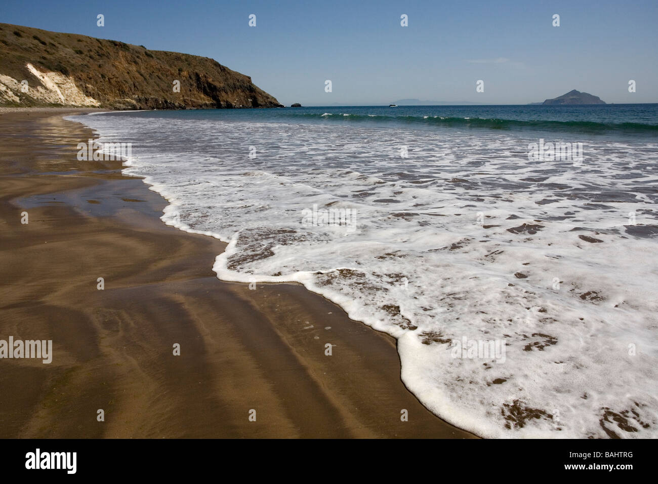 Surfen Sie am Strand von Smugglers Cove, Insel Santa Cruz, Channel Islands Nationalpark, Kalifornien Stockfoto