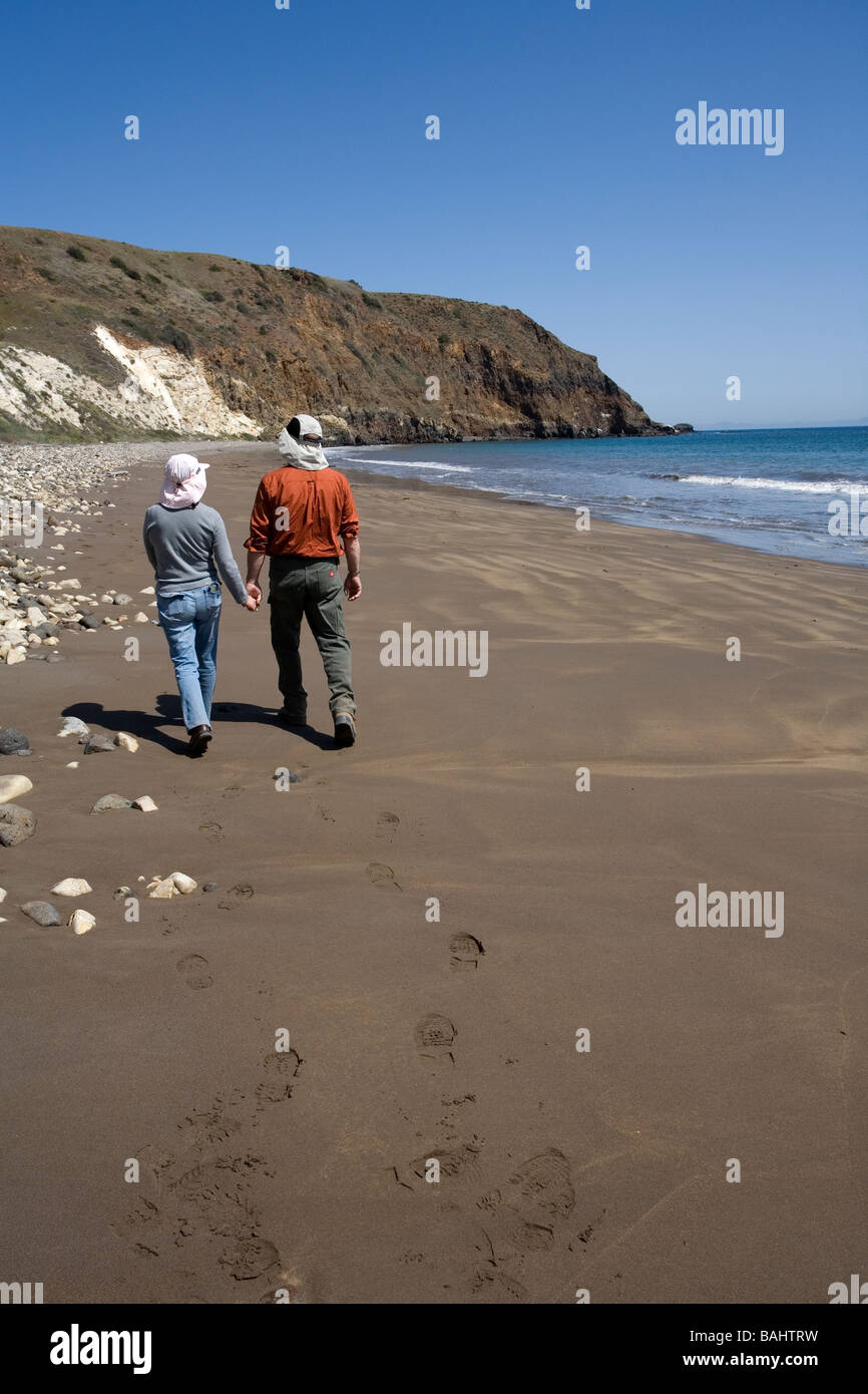 Paare, die am Strand von Smugglers Cove, Insel Santa Cruz, Channel Islands Nationalpark, Kalifornien Stockfoto