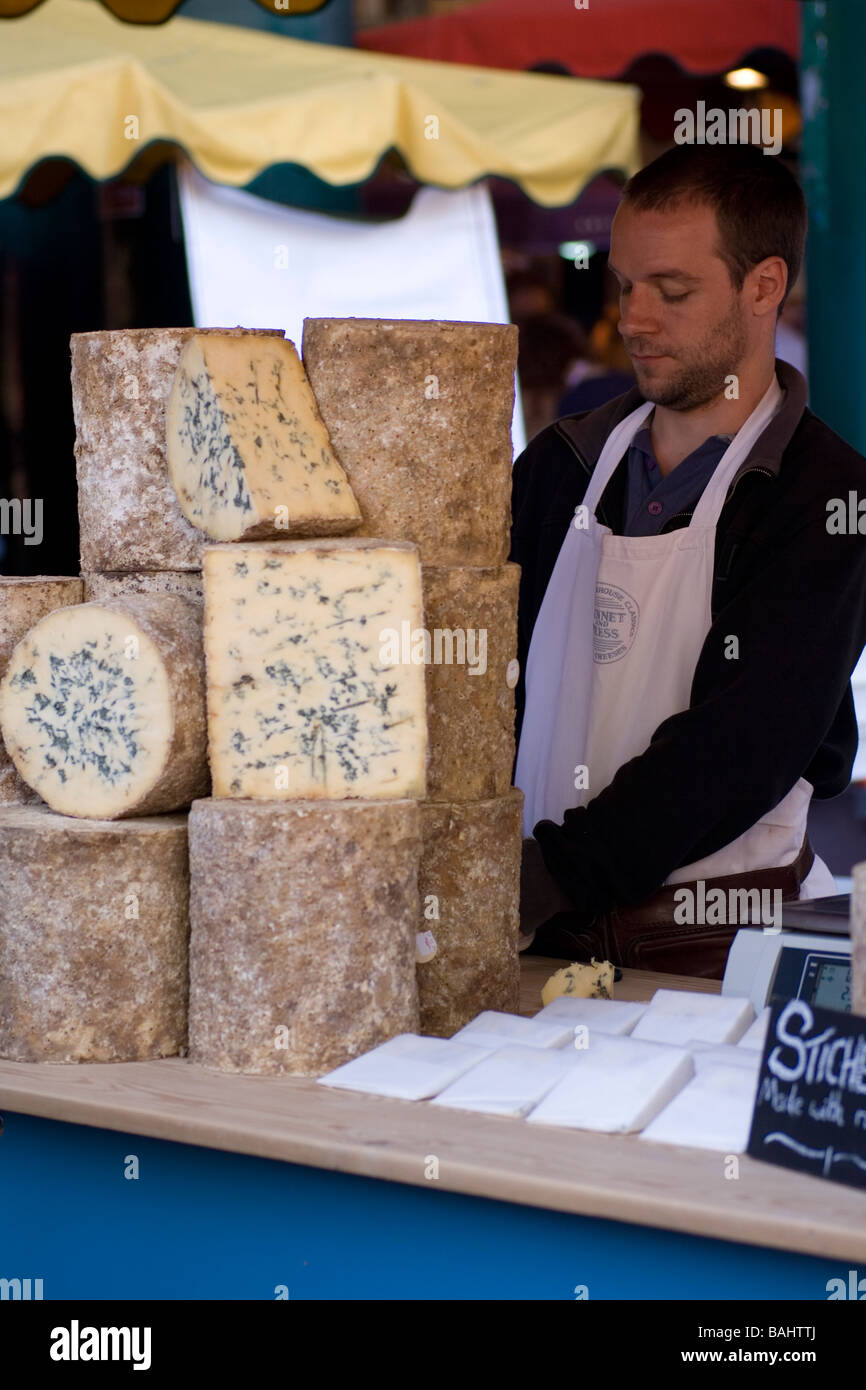 Ein Käse-Verkäufer auf den Borough Market, London SE1 Stockfoto