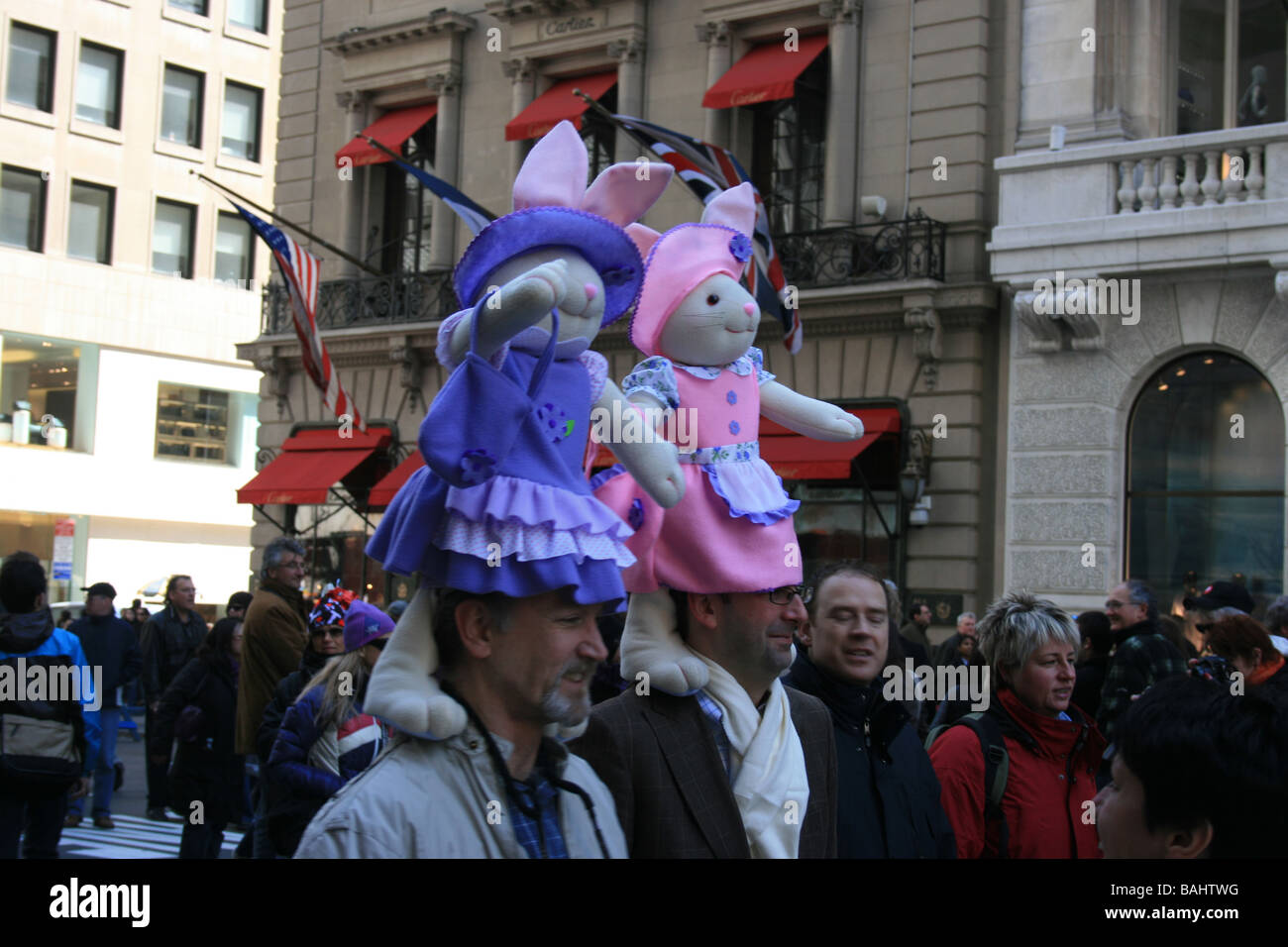 Männer in kunstvollen Hüten, die Teilnahme an der jährlichen Easter Parade entlang der 5th Avenue in Manhattan Stockfoto