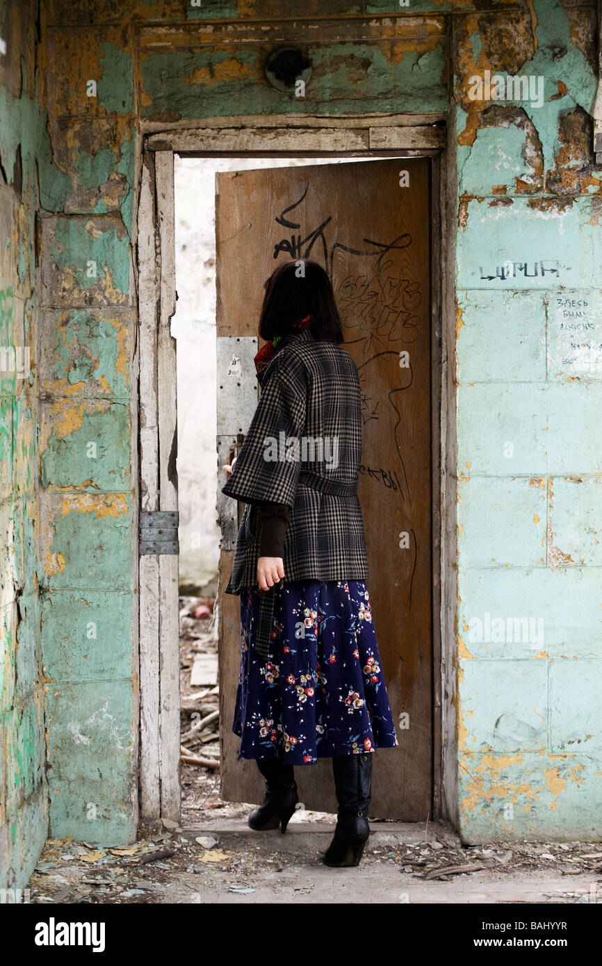 junges Mädchen im verlassenen Haus Stockfoto