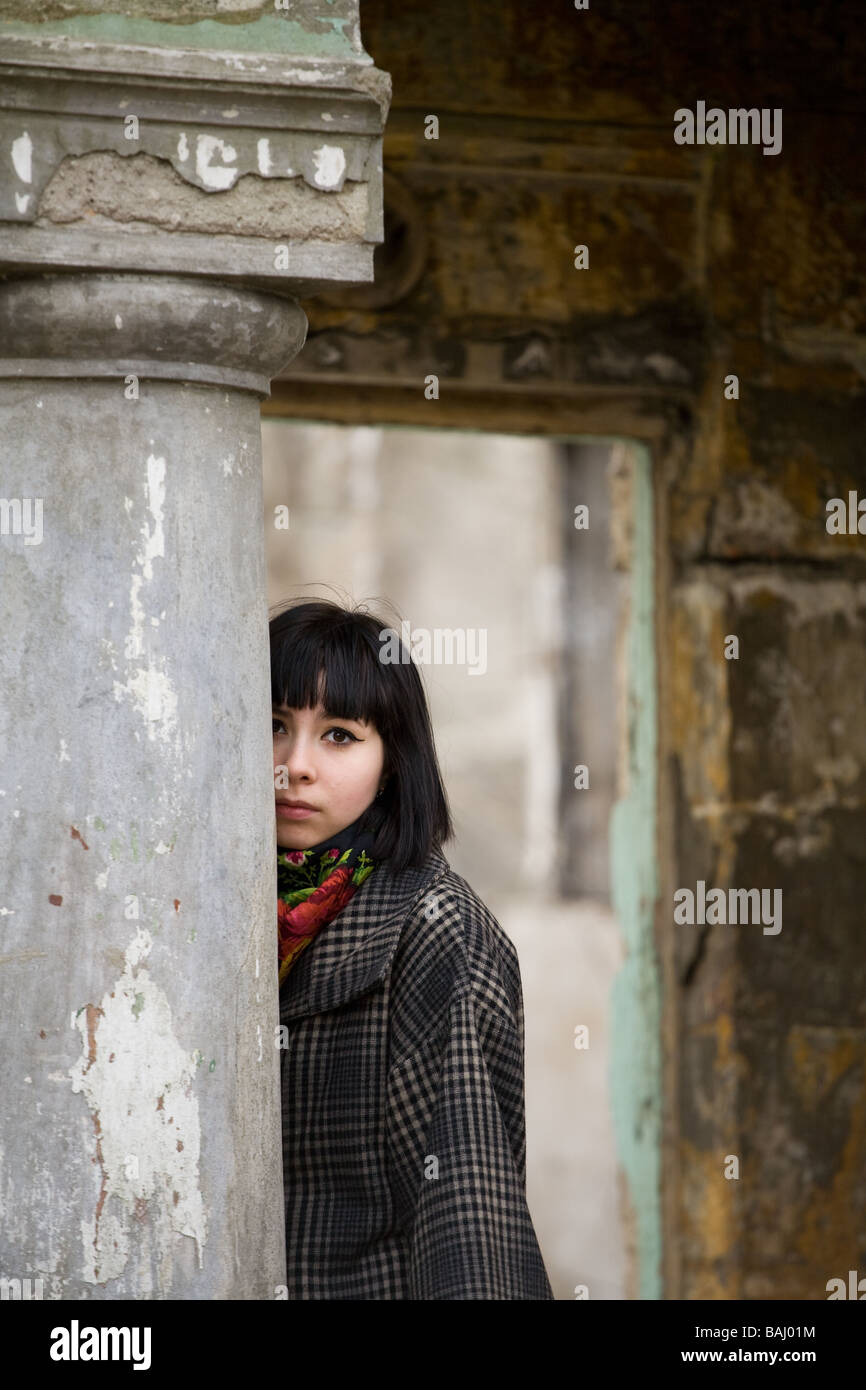 junges Mädchen im verlassenen Haus Stockfoto