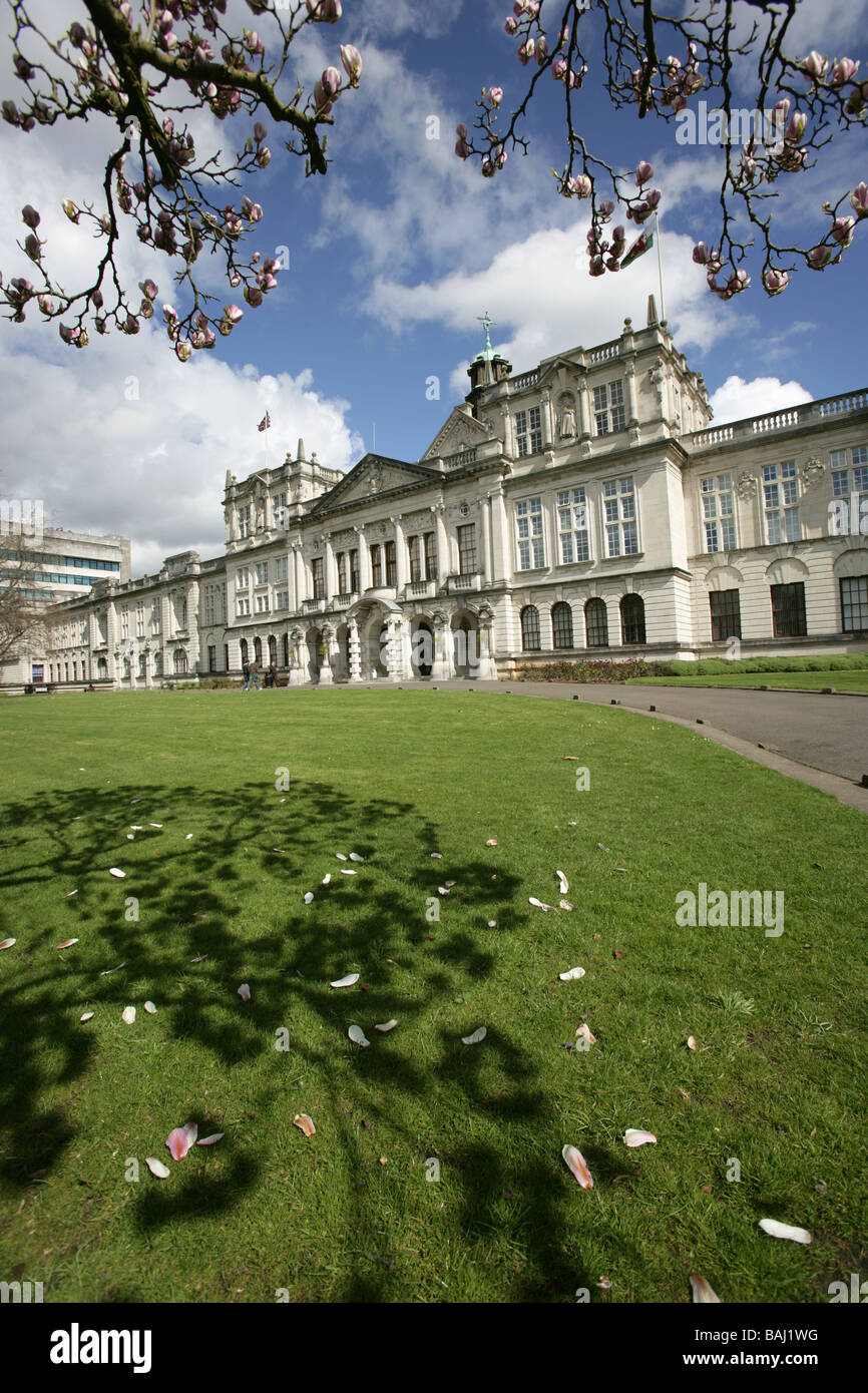 Stadt von Cardiff, Südwales. Cardiff Universität Hauptgebäude innerhalb des Cathays Park bürgerlichen Gebäudekomplexes am Museum Avenue. Stockfoto