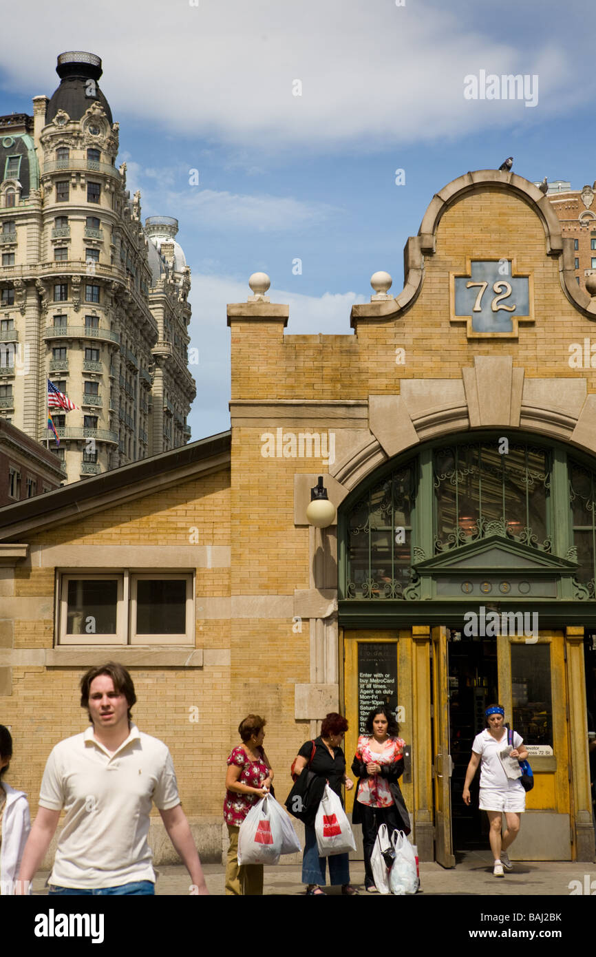 Eine der letzten originalen IRT-Häuser an der Upper West Side, dahinter Ansonia Hotel New York City Ansonia Stockfoto