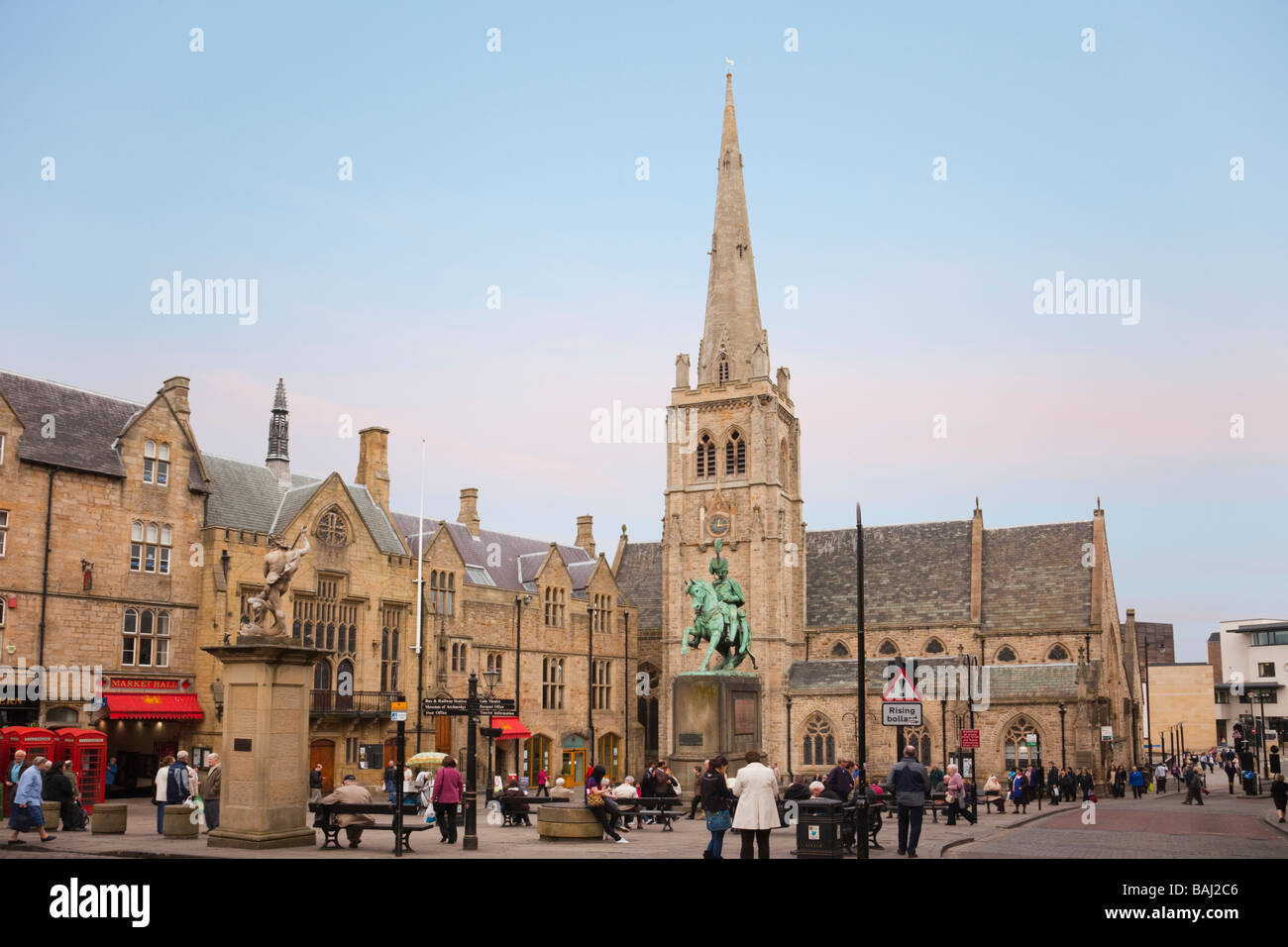 Marktplatz im Zentrum der Stadt mit einer Statue von Neptun und eine Bronze-Skulptur von Charles Stewart. Durham County Durham England UK Stockfoto