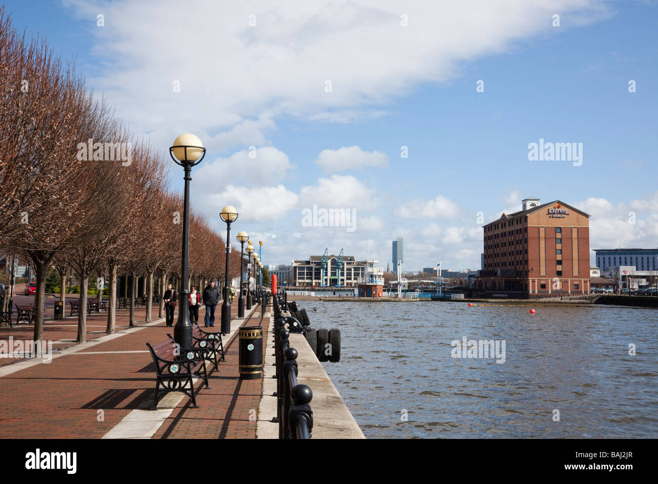 Salford Wharf Uferpromenade mit Menschen zu Fuß neben Manchester Ship Canal. Salford Quays Manchester England Großbritannien Großbritannien Stockfoto