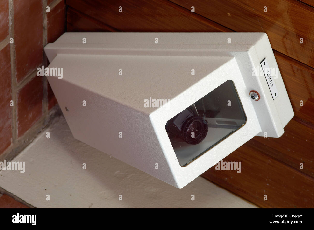 Nahaufnahme einer CCTV-Kamera enthaltenen Wetter Gehäuse an einem Gebäude befestigt Stockfoto