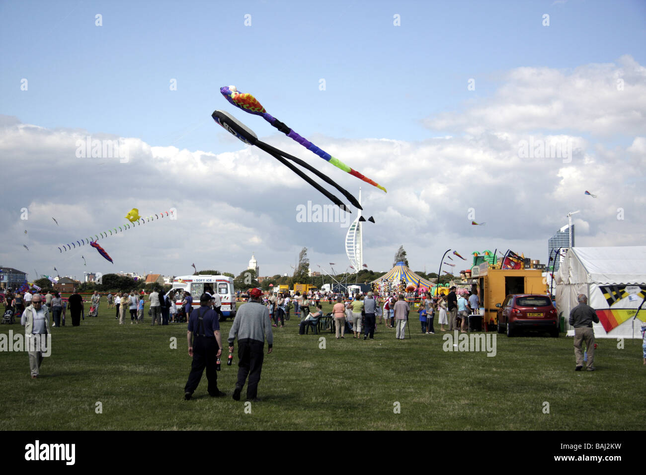 Drachen fliegen auf dem Portsmouth Kite Festival Stockfoto