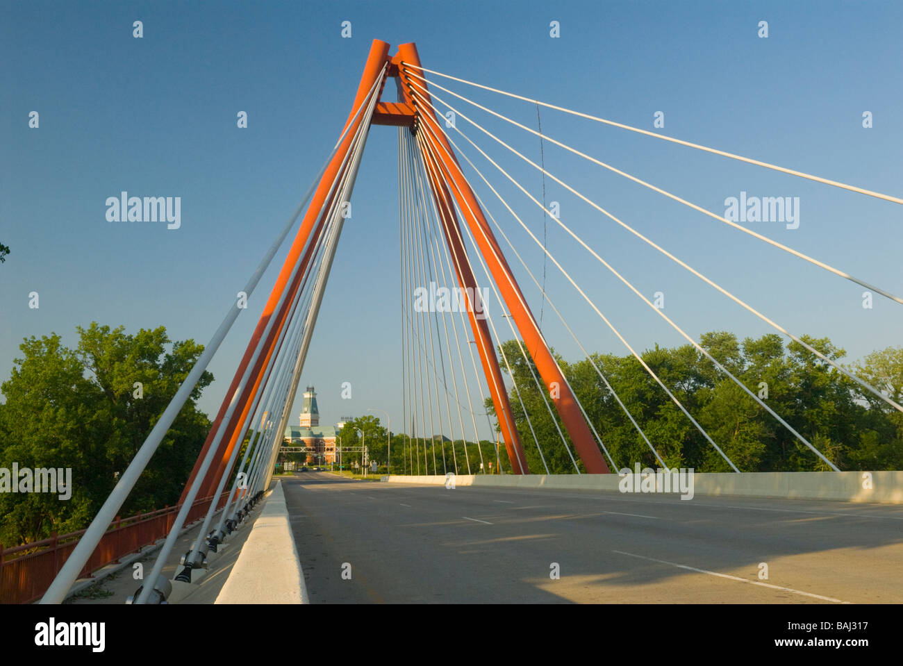 Columbus Indiana Architektur Second Street Bridge über den White River wurde 1999 errichtet. Stockfoto