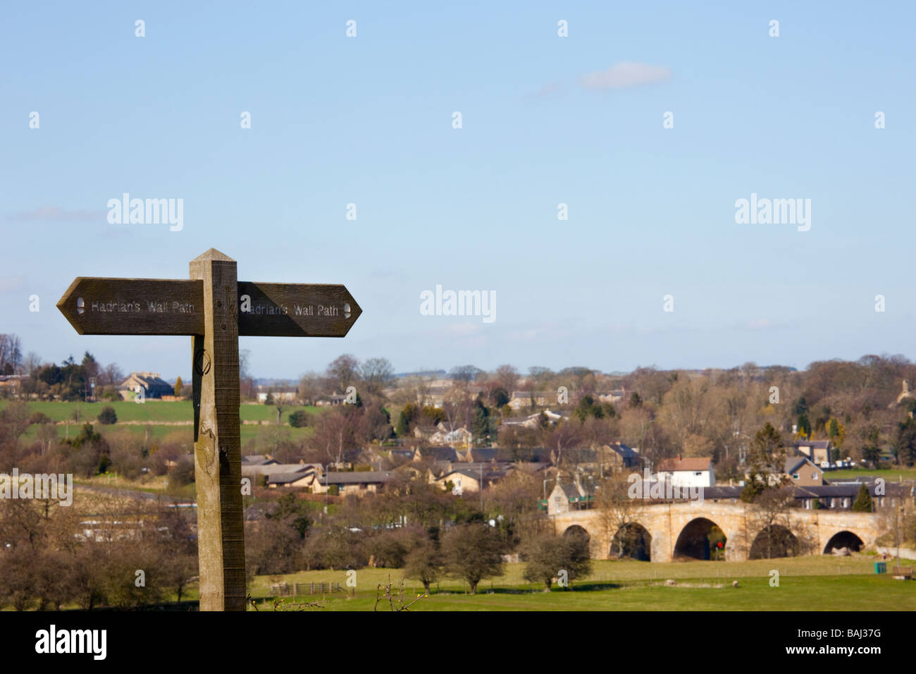 Northumberland England UK Hadrians Wall National Trail Weg Wegweiser in North Tyne Fluss im Tal Stockfoto