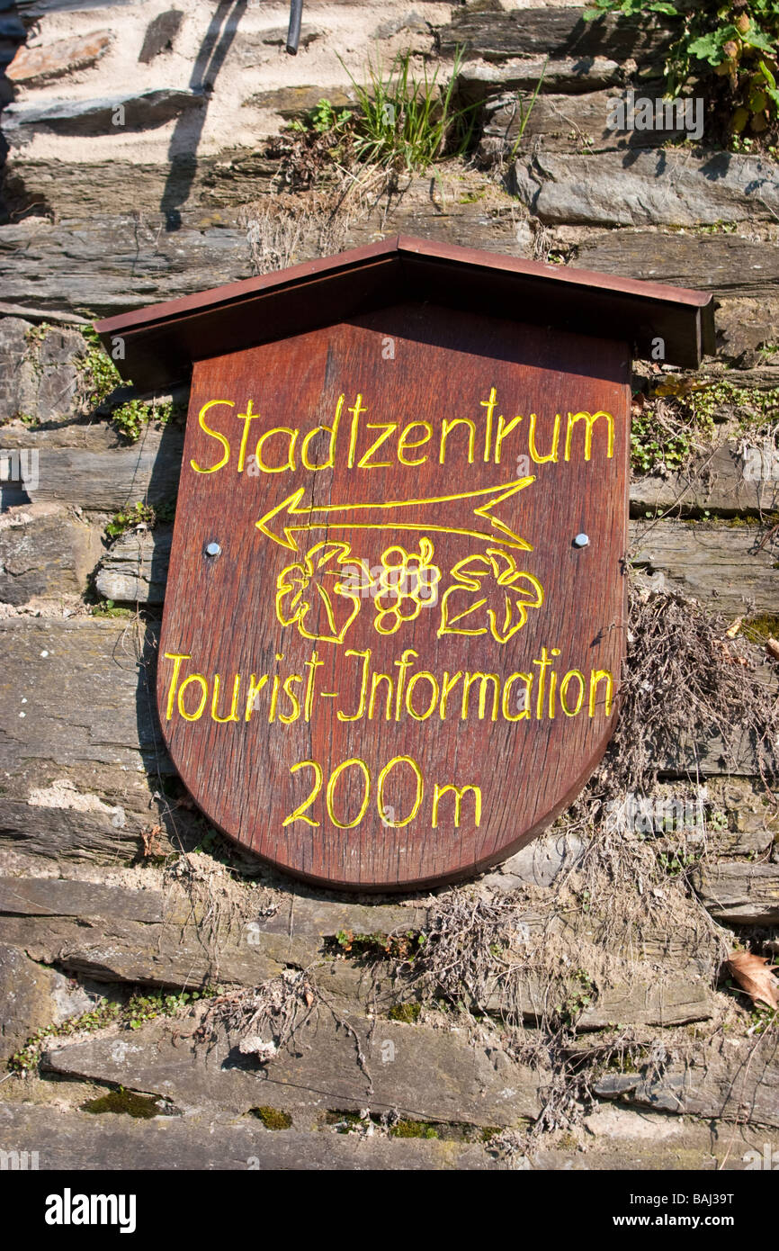 Weinproduktion und Shop melden in der alten Stadt Bernkastel-Kues die Tal der Mosel Rheinland Pfalz. Stockfoto