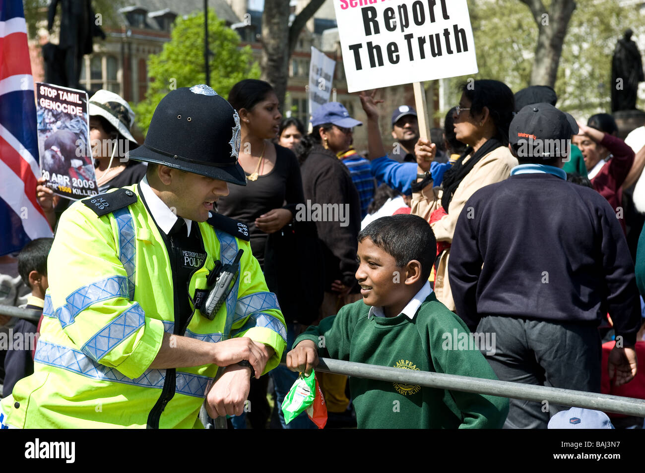 Eine freundliche Metropolitan Polizist im Gespräch mit Tamil Schulkind in London.  Foto von Gordon Scammell Stockfoto