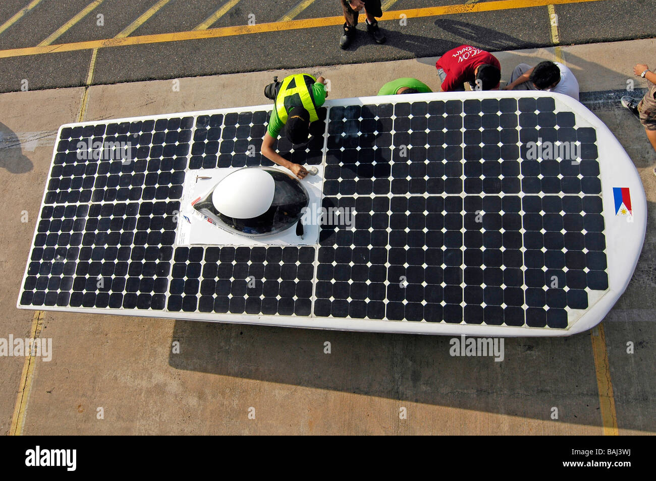 Solar-Autos immer bereit vor der Teilnahme an der Qualifikation für die World solar Challenge Rennen in Darwin, Australien. Stockfoto