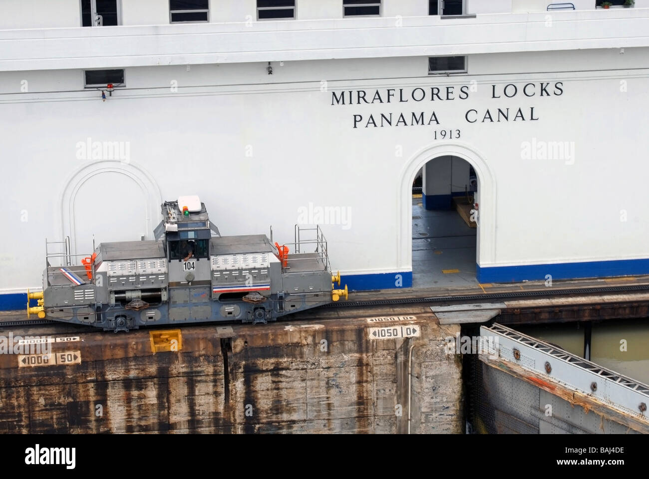 Panama-Kanal Maultier in Miraflores Schleusen Stockfoto