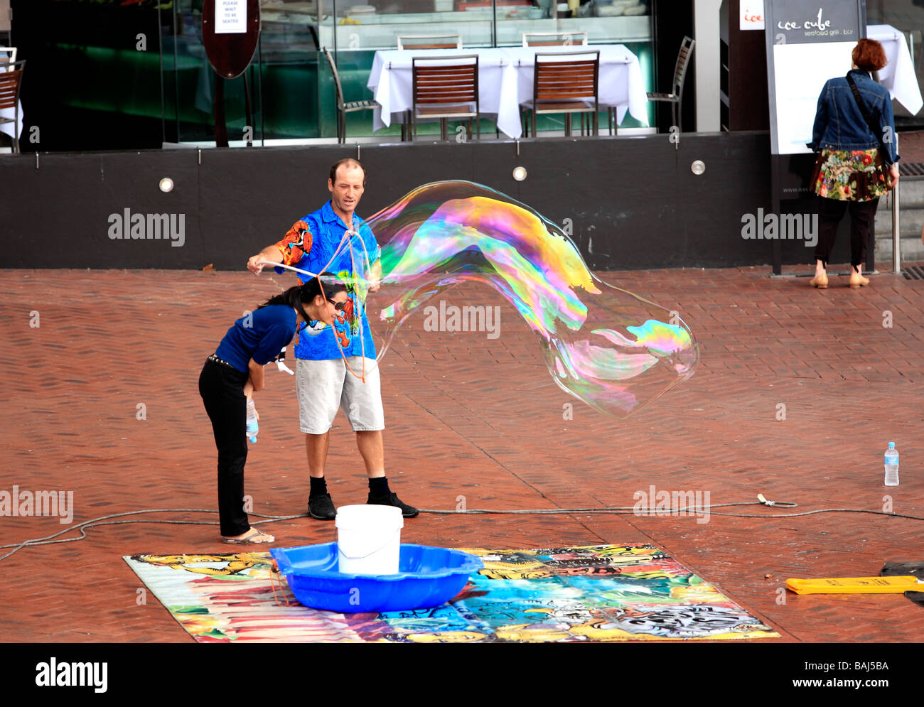 Herr Incredibubble, eine Straße Straßenmusiker am Darling Harbour Sydney mit eine riesige Blase Stockfoto